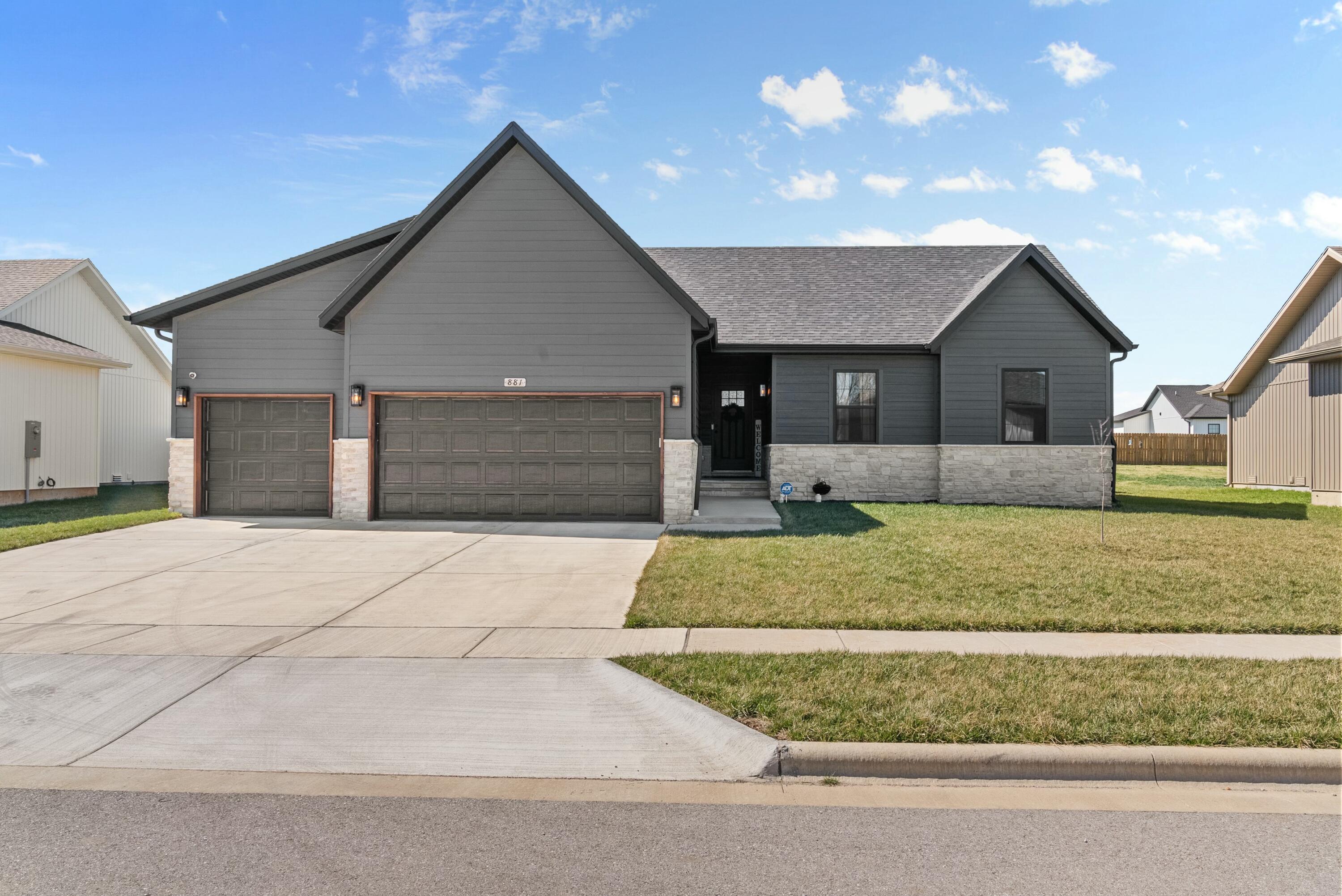 Matthews Elementary School Real Estate Listings Main Image