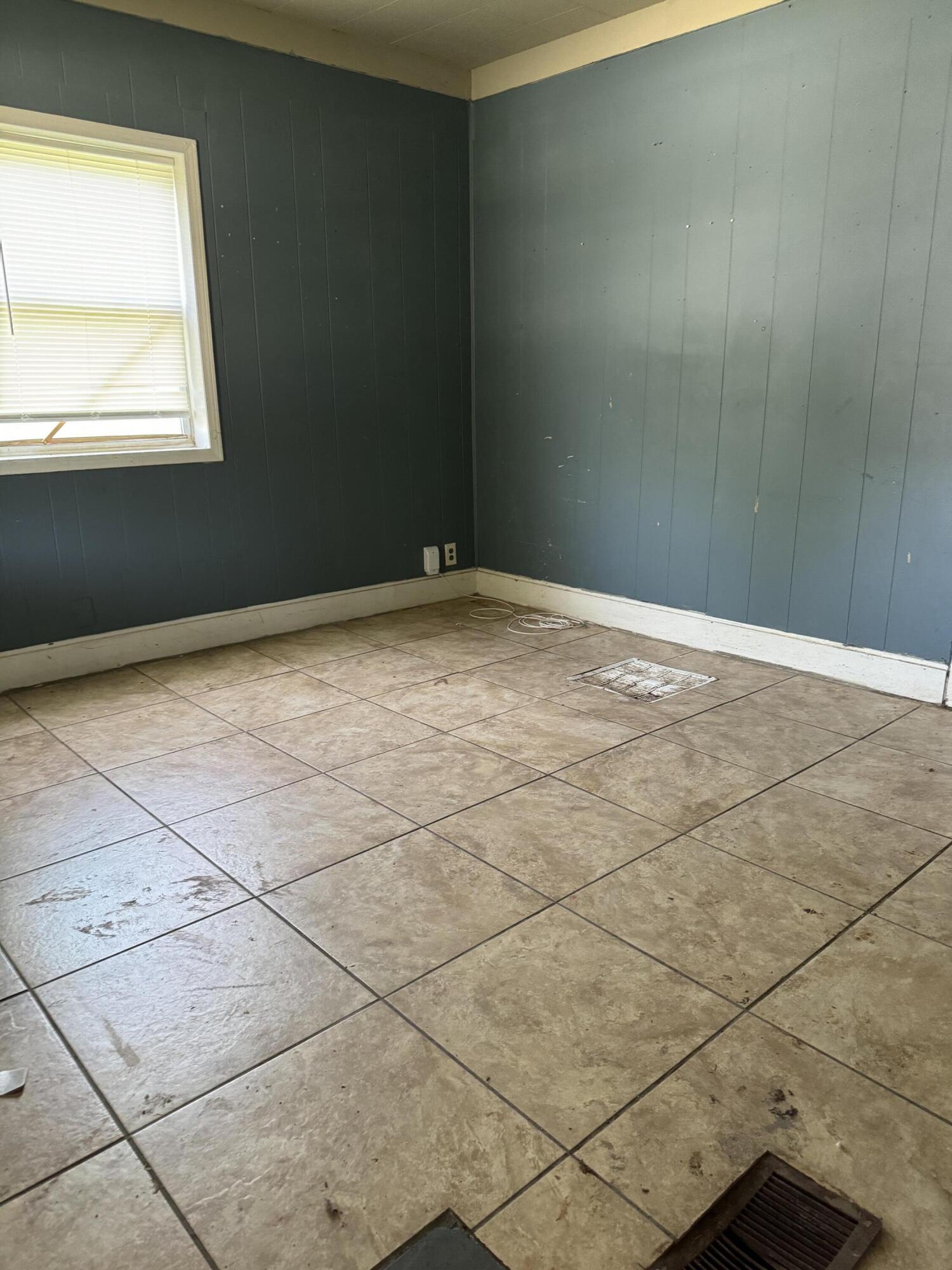 2542 West High Street Property Photo 4