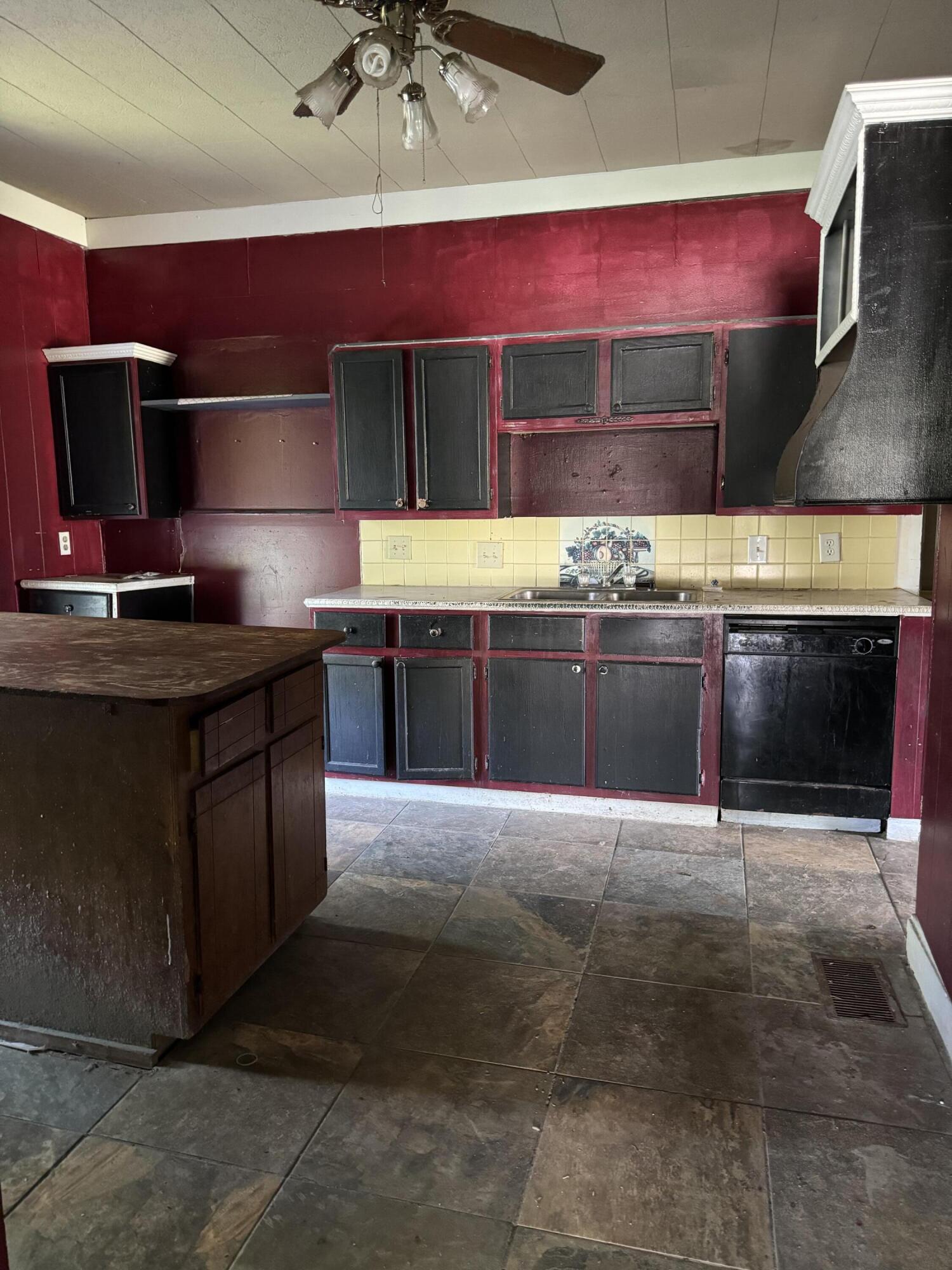 2542 West High Street Property Photo 9