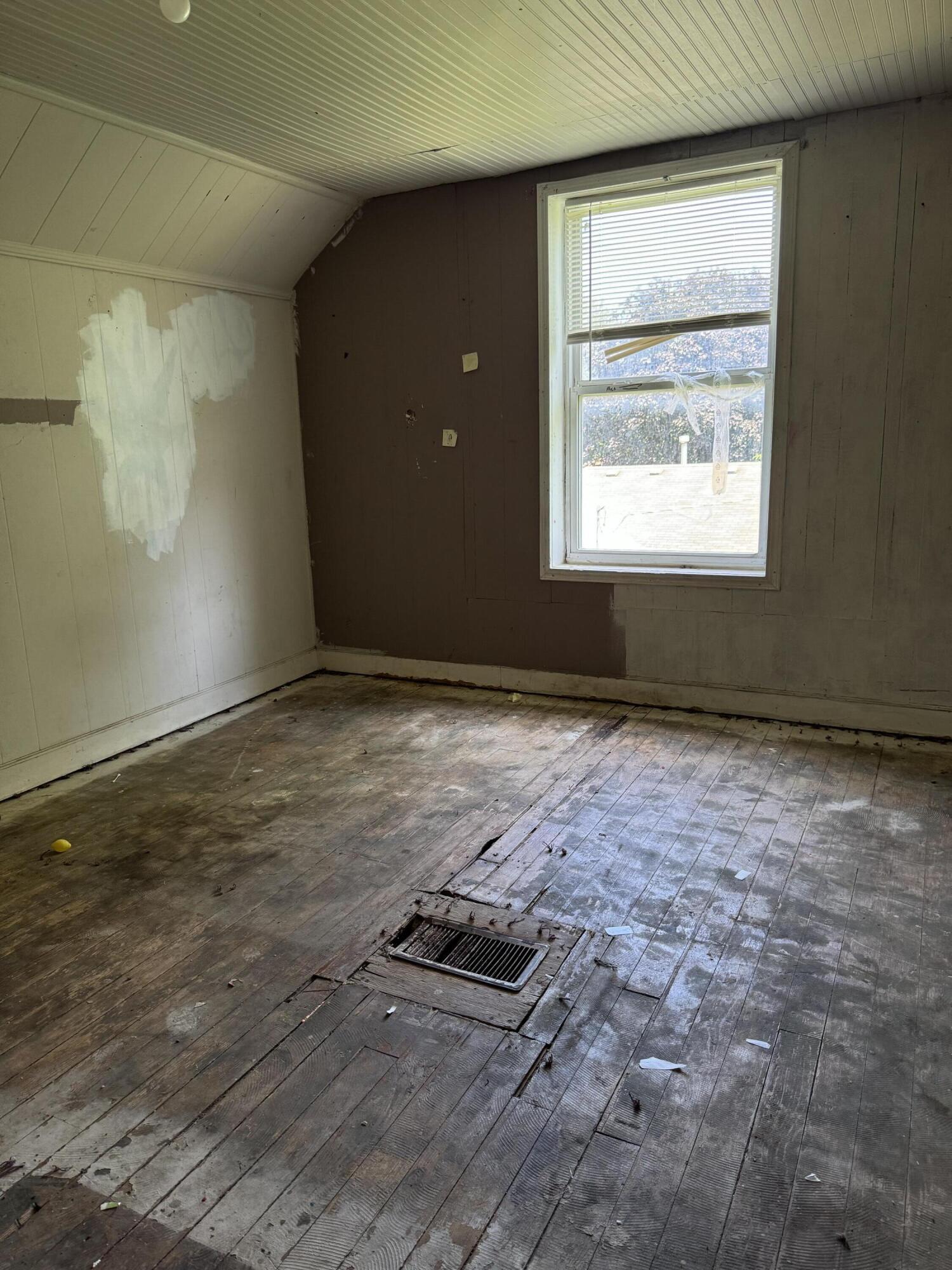 2542 West High Street Property Photo 11