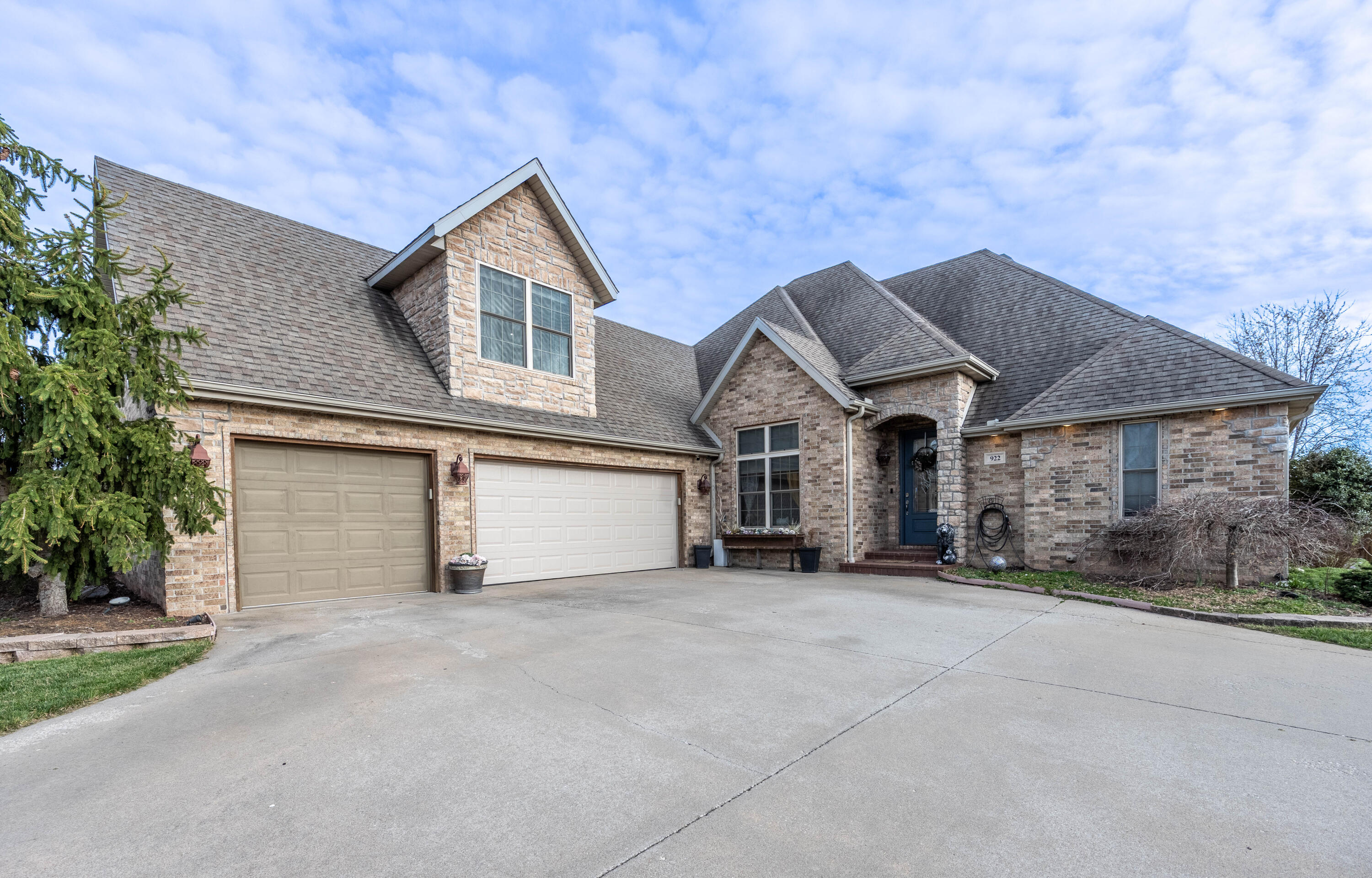 922 East Ozark Jubilee Drive Property Photo 2