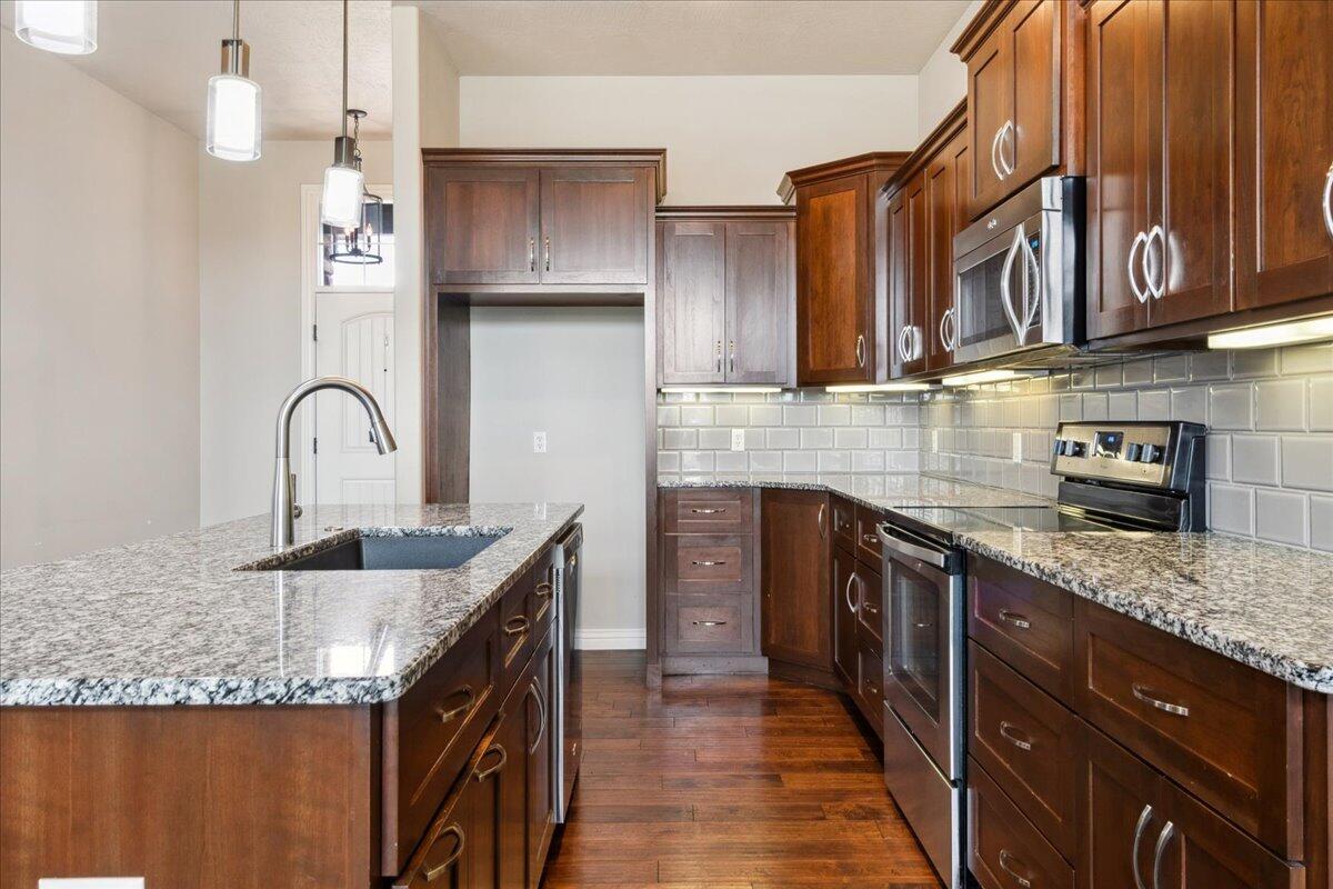 582 East Katella Circle Property Photo 10