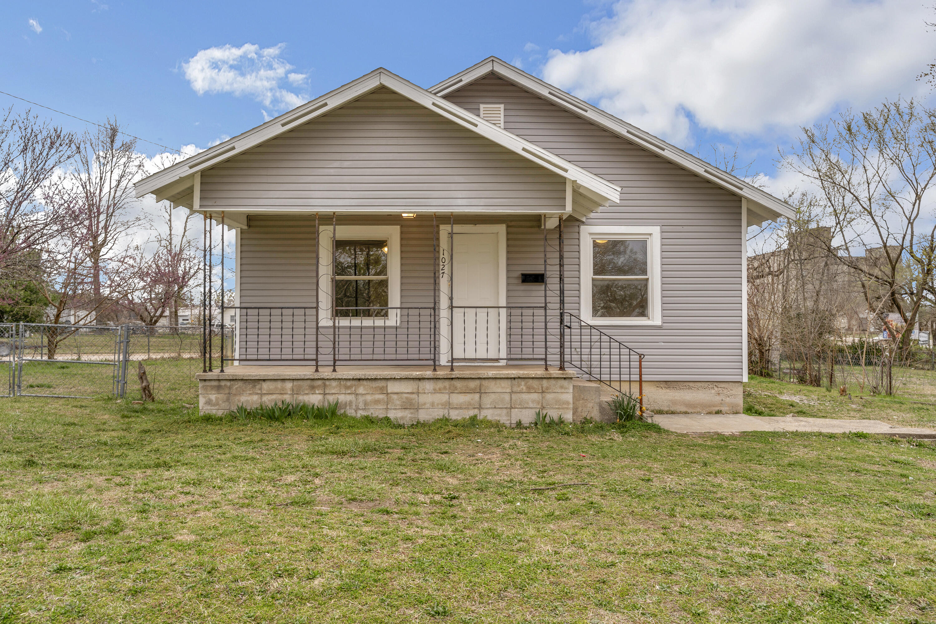 1027 West Locust Street Property Photo 1