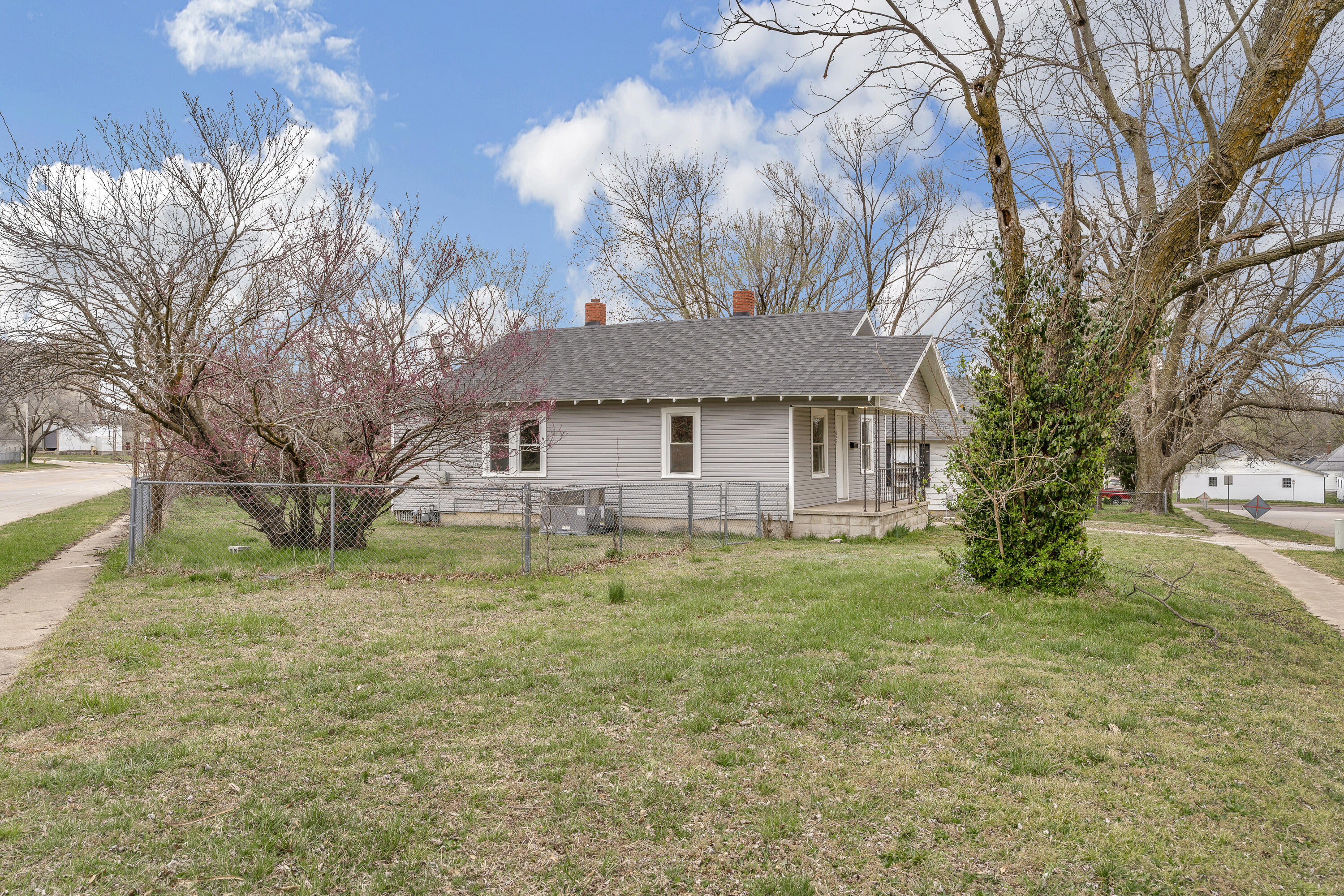 1027 West Locust Street Property Photo 3