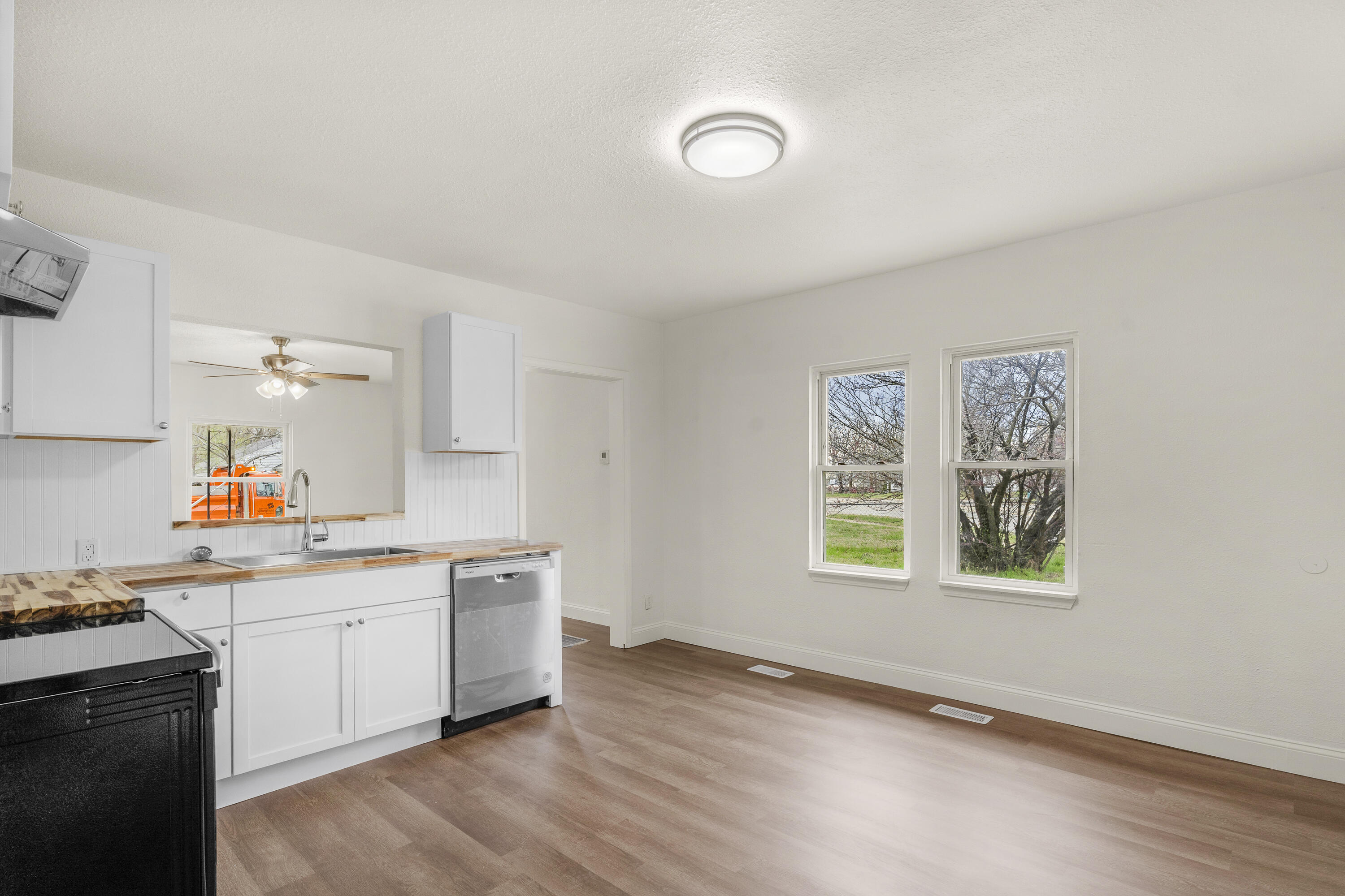 1027 West Locust Street Property Photo 11