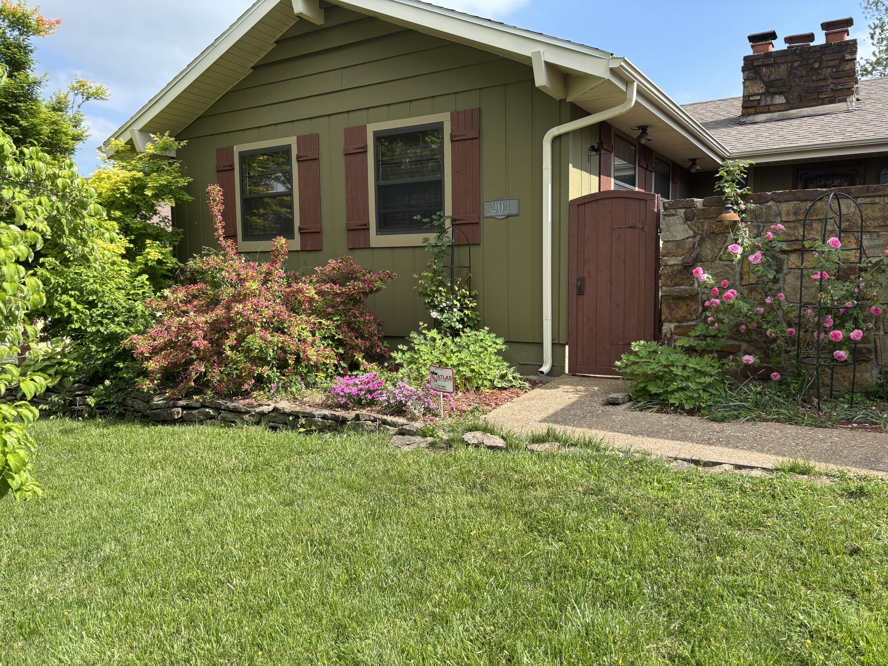 904 East Meadowlark Street Property Photo