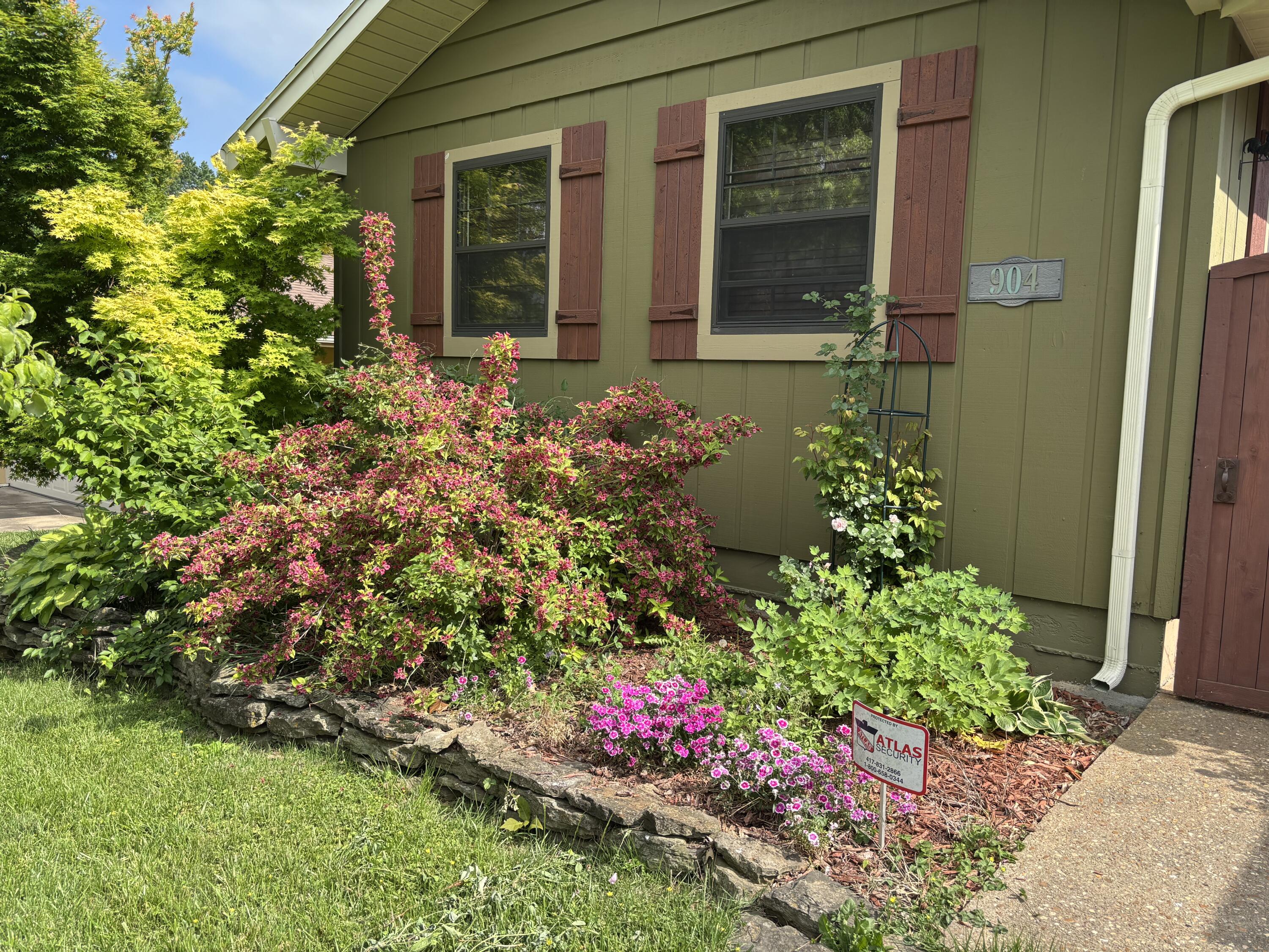 904 East Meadowlark Street Property Photo 3