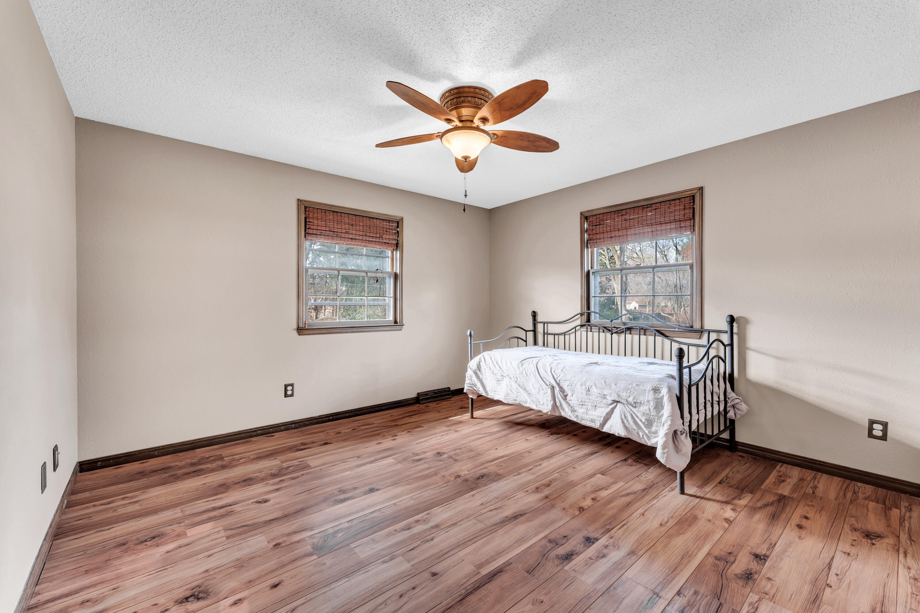 904 East Meadowlark Street Property Photo 26