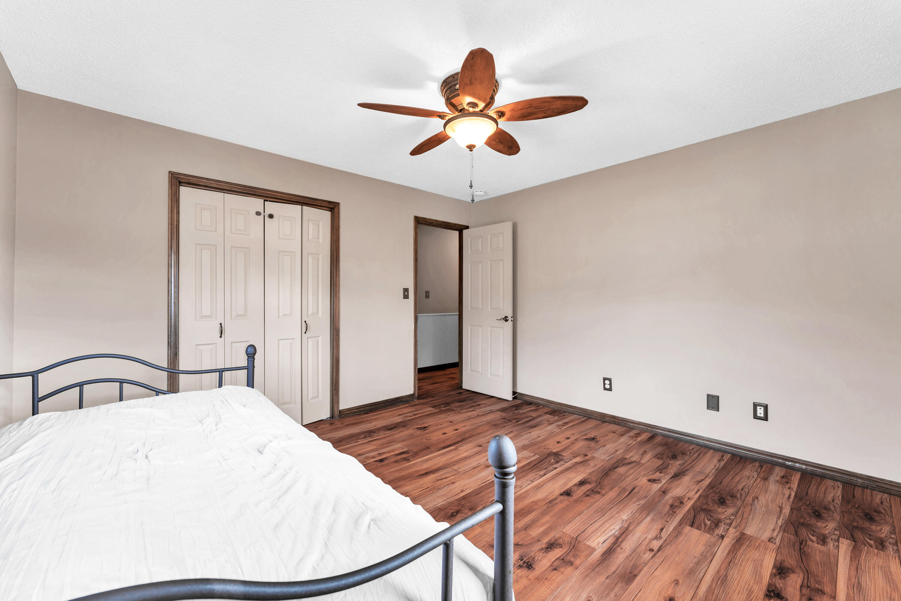904 East Meadowlark Street Property Photo 27