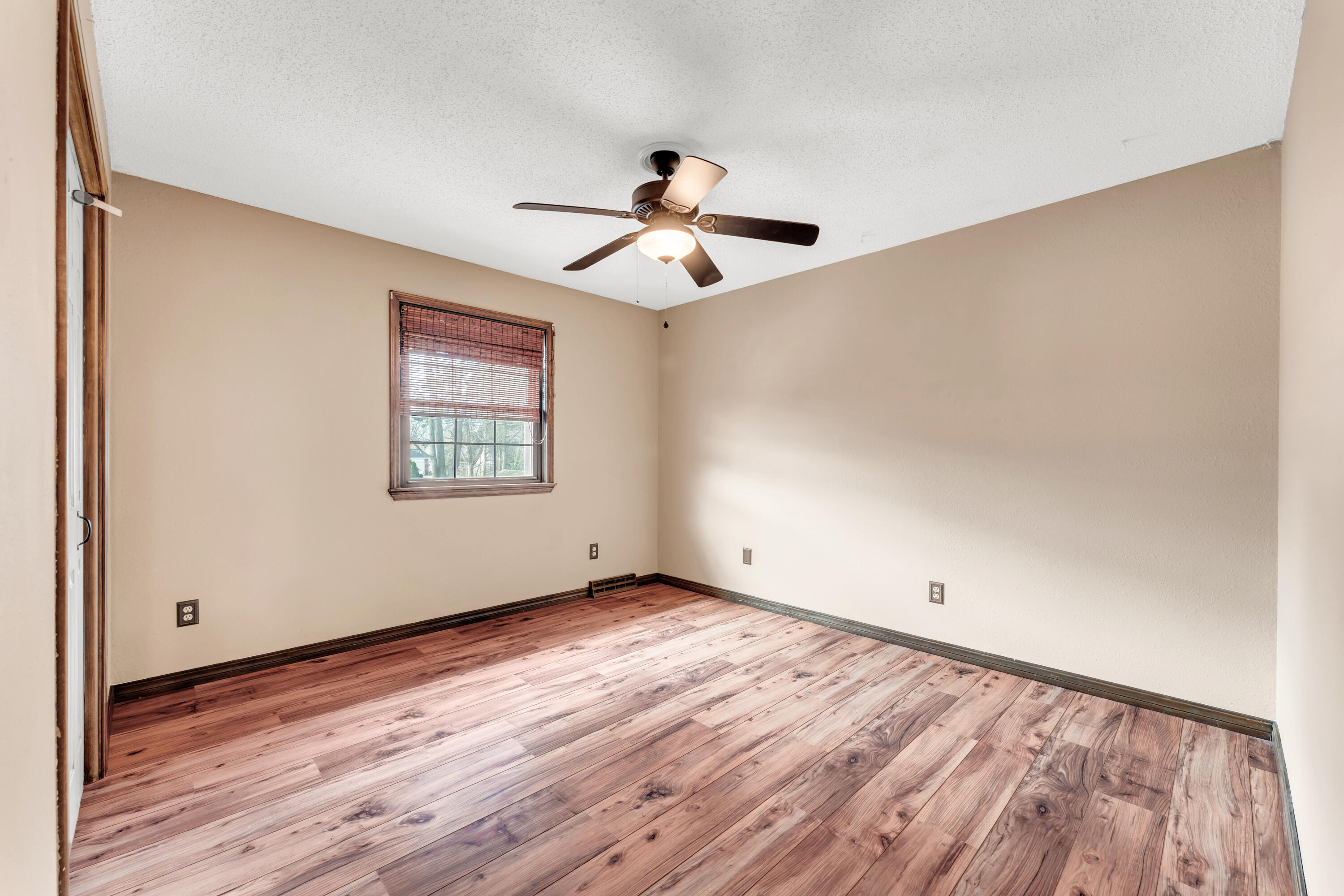 904 East Meadowlark Street Property Photo 28