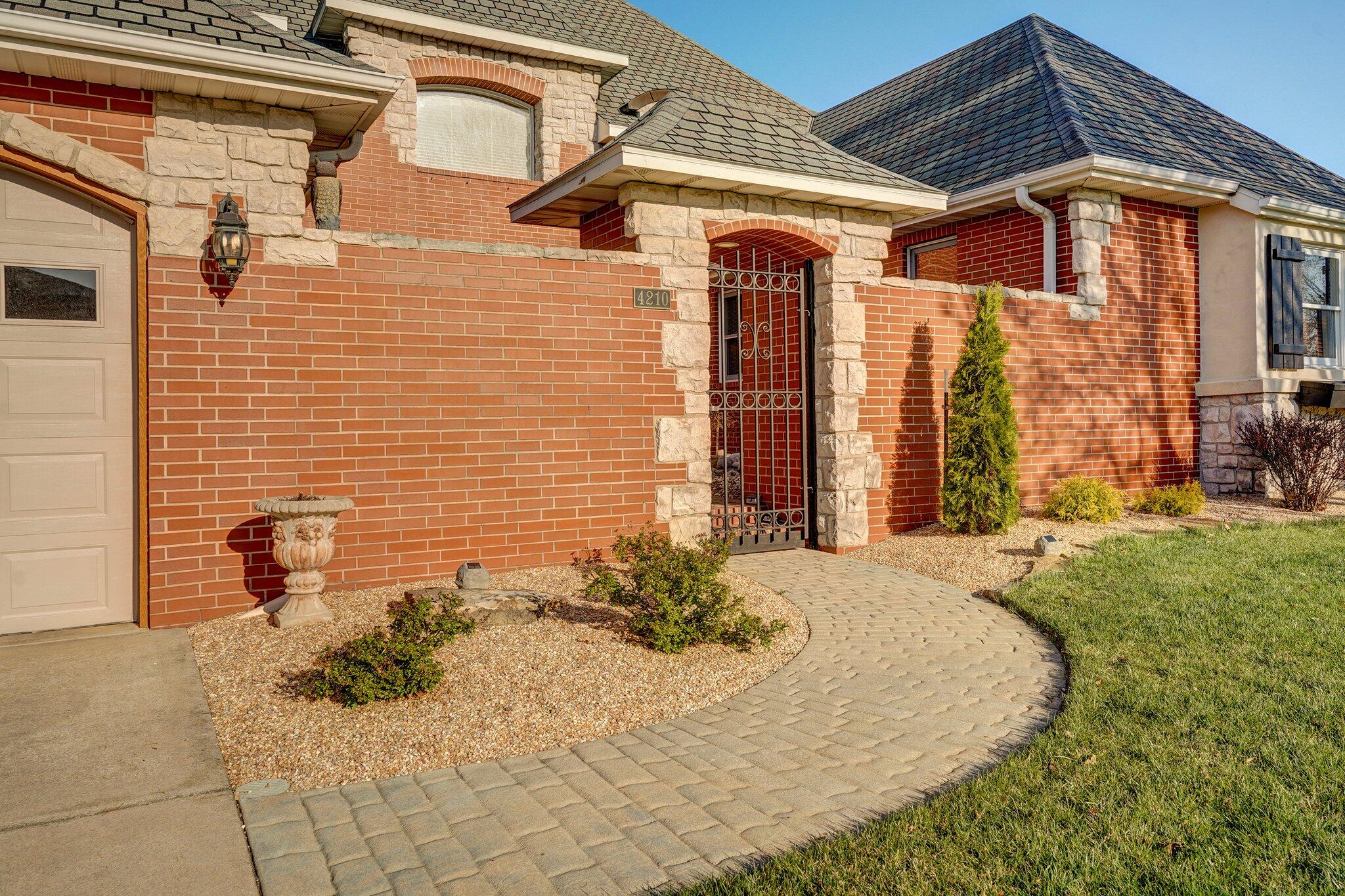 4210 Greenbriar Drive Property Photo 3