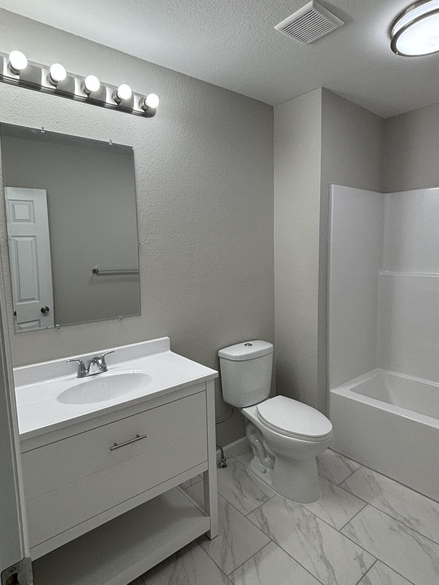 431 West Division Street Property Photo 5