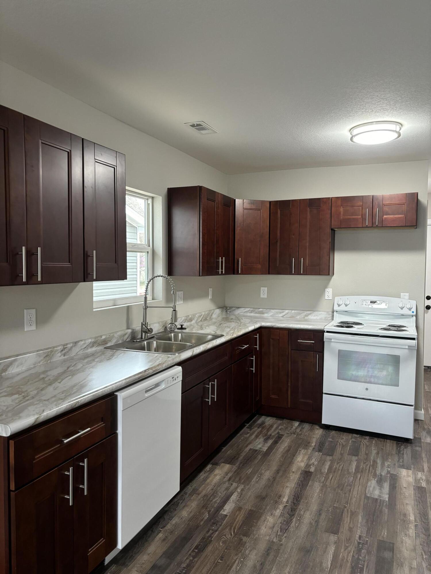 431 West Division Street Property Photo 6