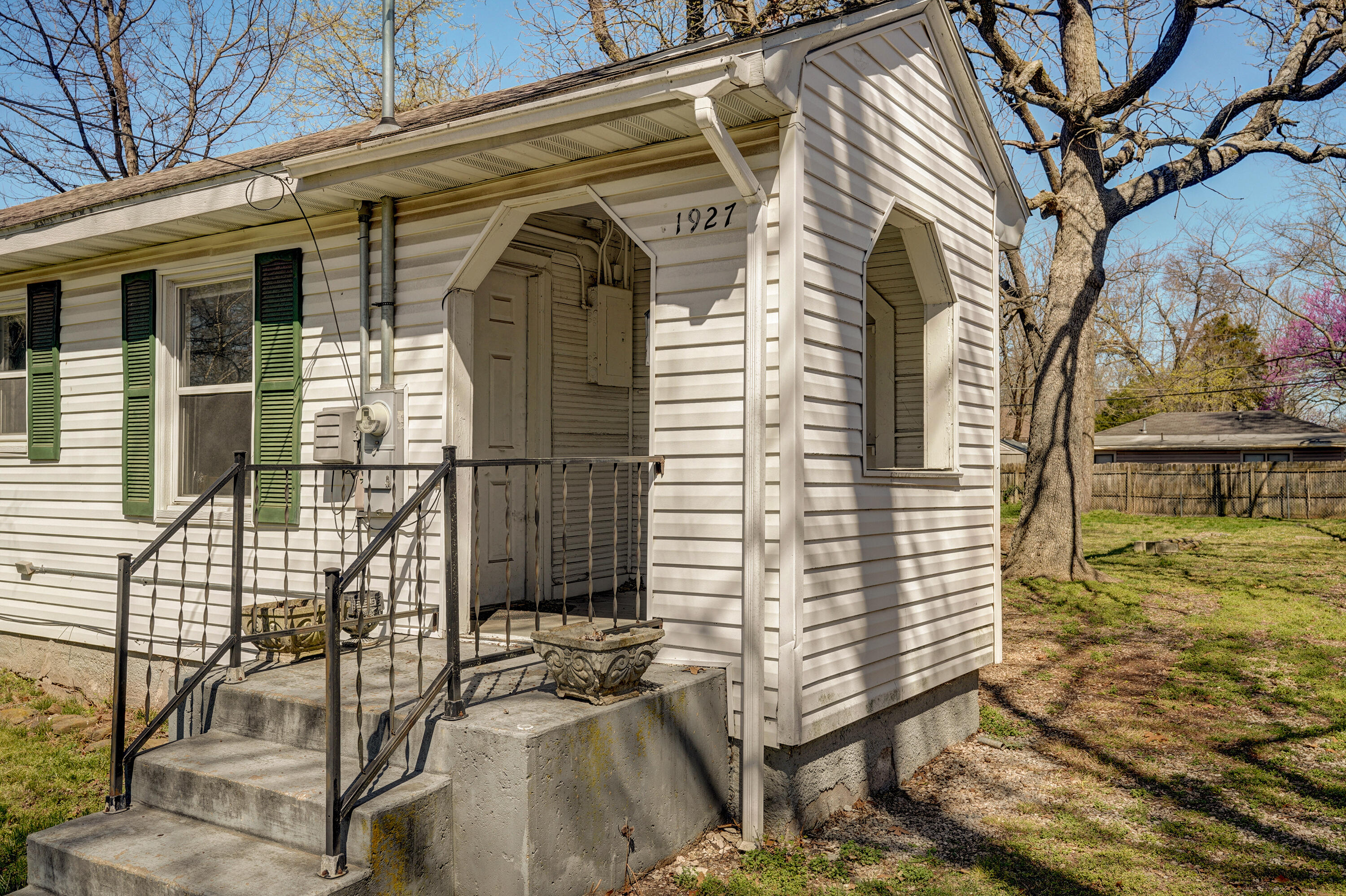 1927 East Monroe Terrace Property Photo 3