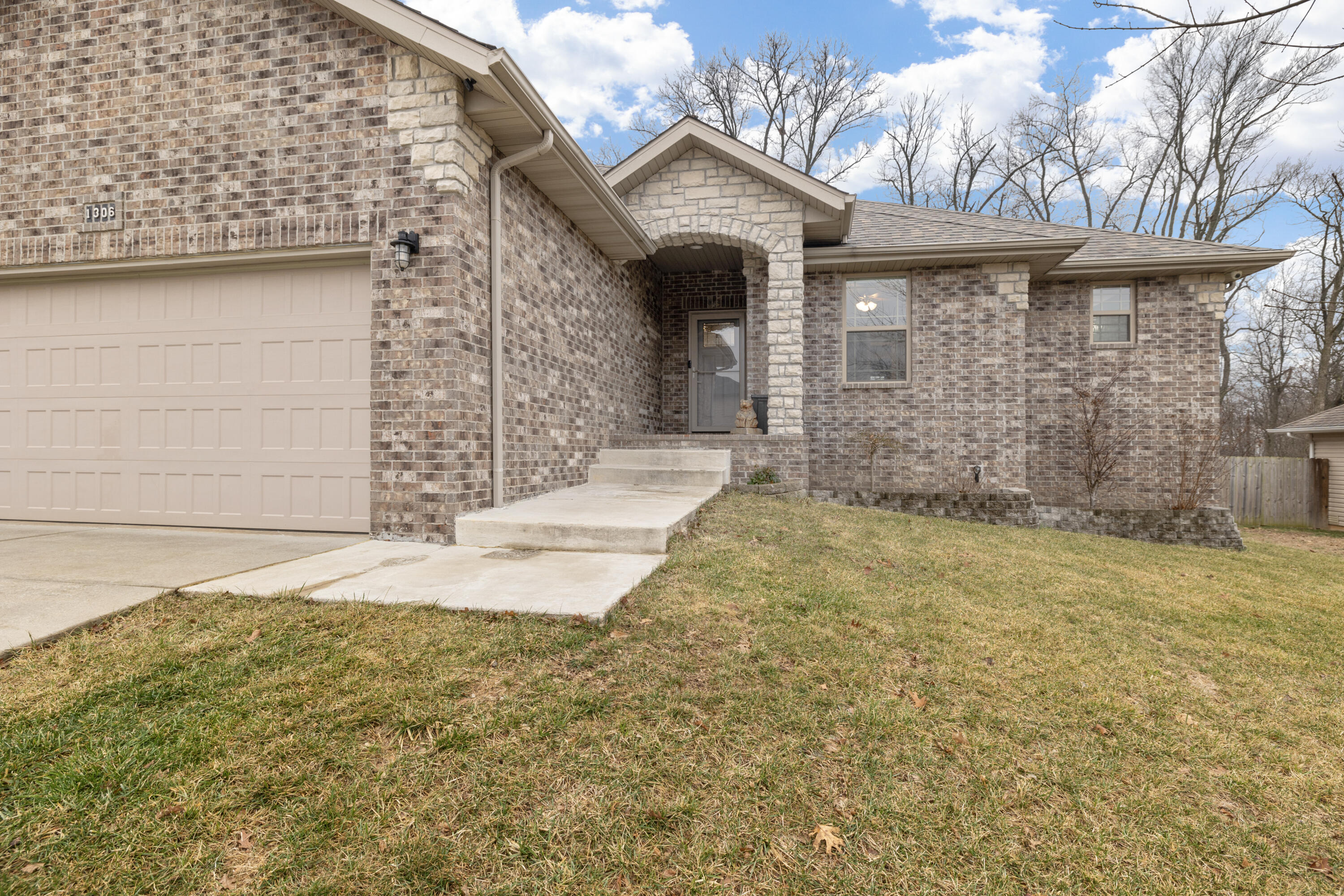1306 West Millpond Drive Property Photo 2