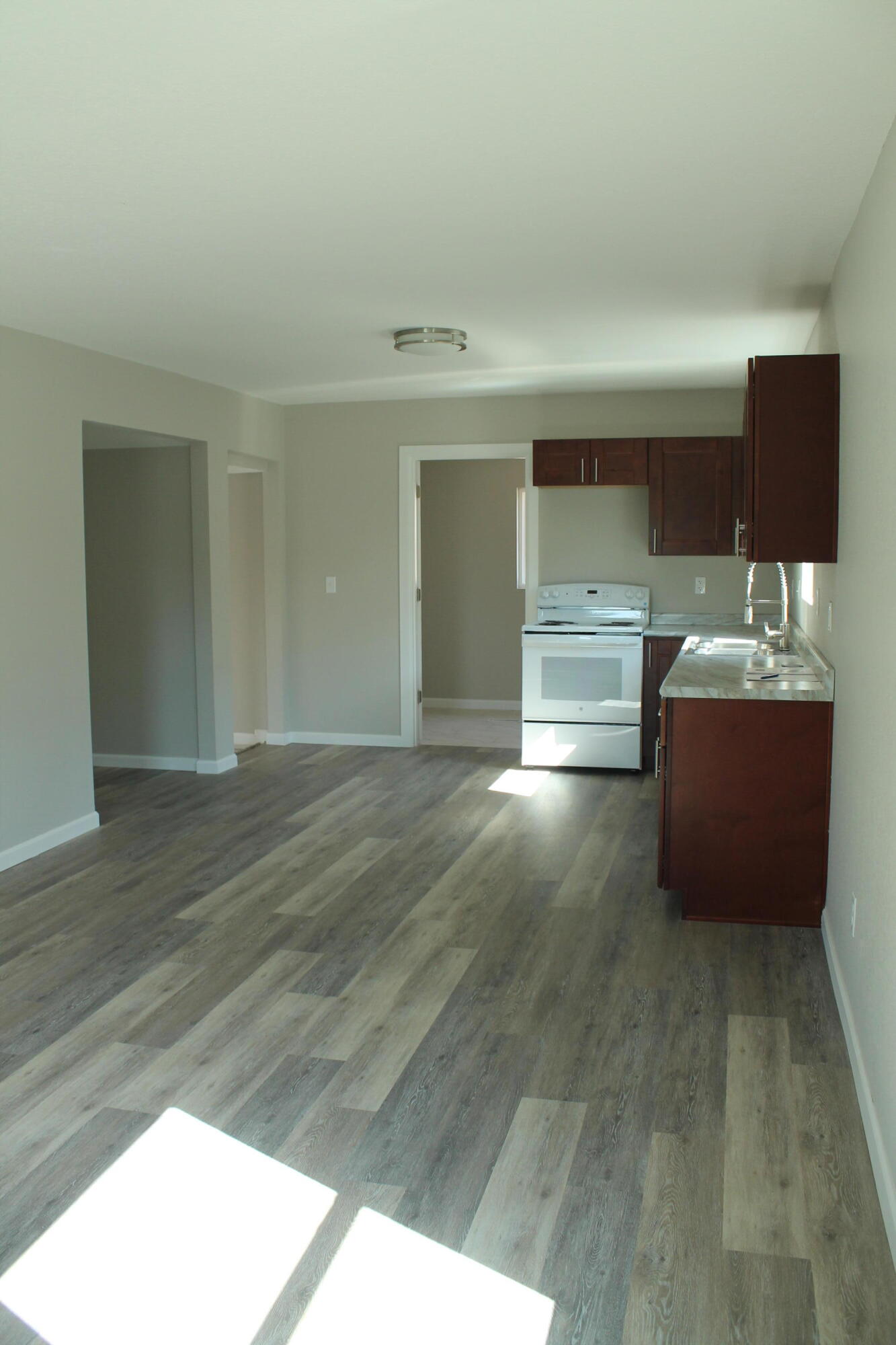 435 West Division Street Property Photo 14