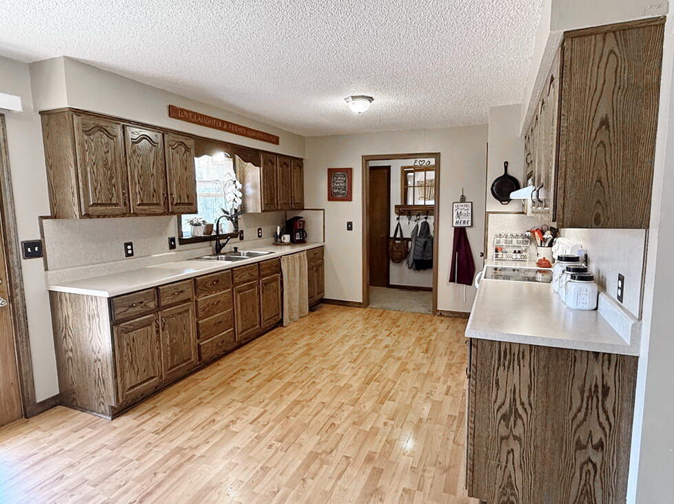 9215 East 54 Highway Property Photo 13