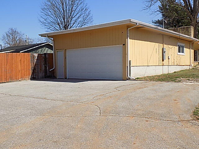 2153 South Hampton Avenue Property Photo 5