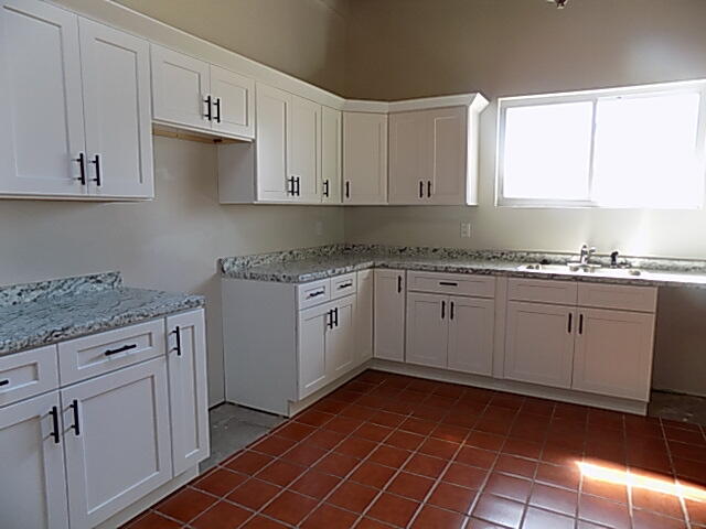 2153 South Hampton Avenue Property Photo 6