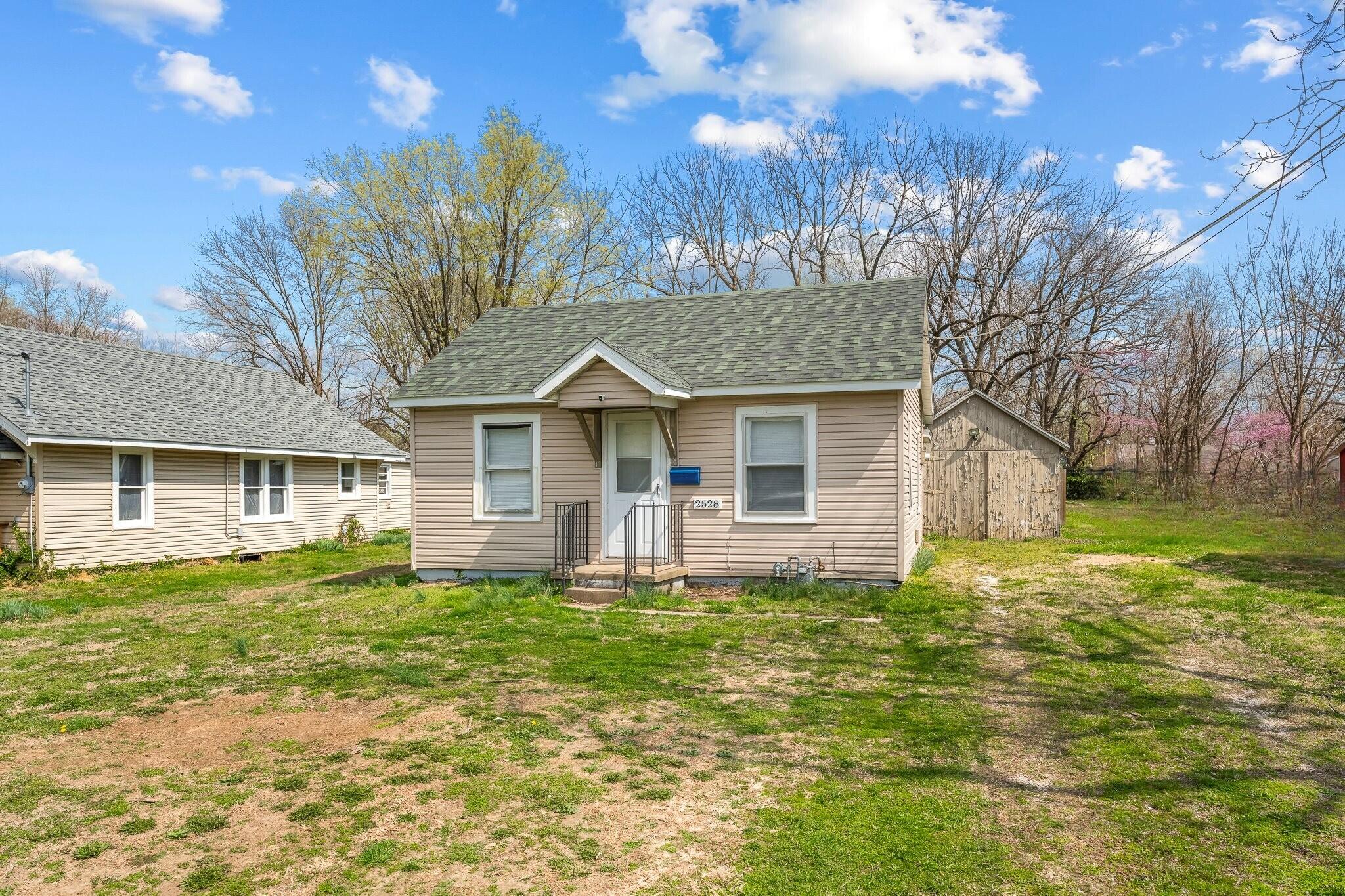 2528 North Kellett Avenue Property Photo 1