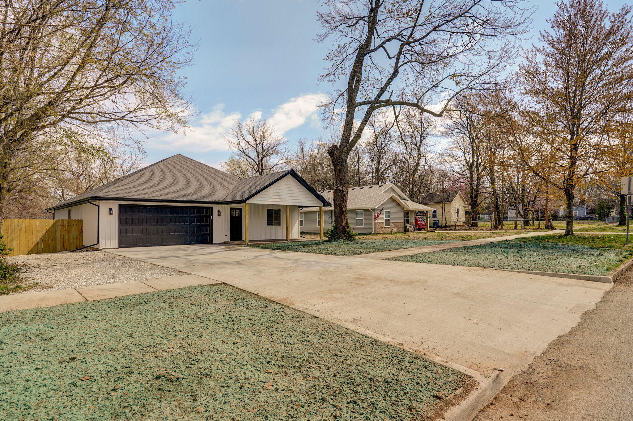 2016 North Benton Avenue Property Photo 1