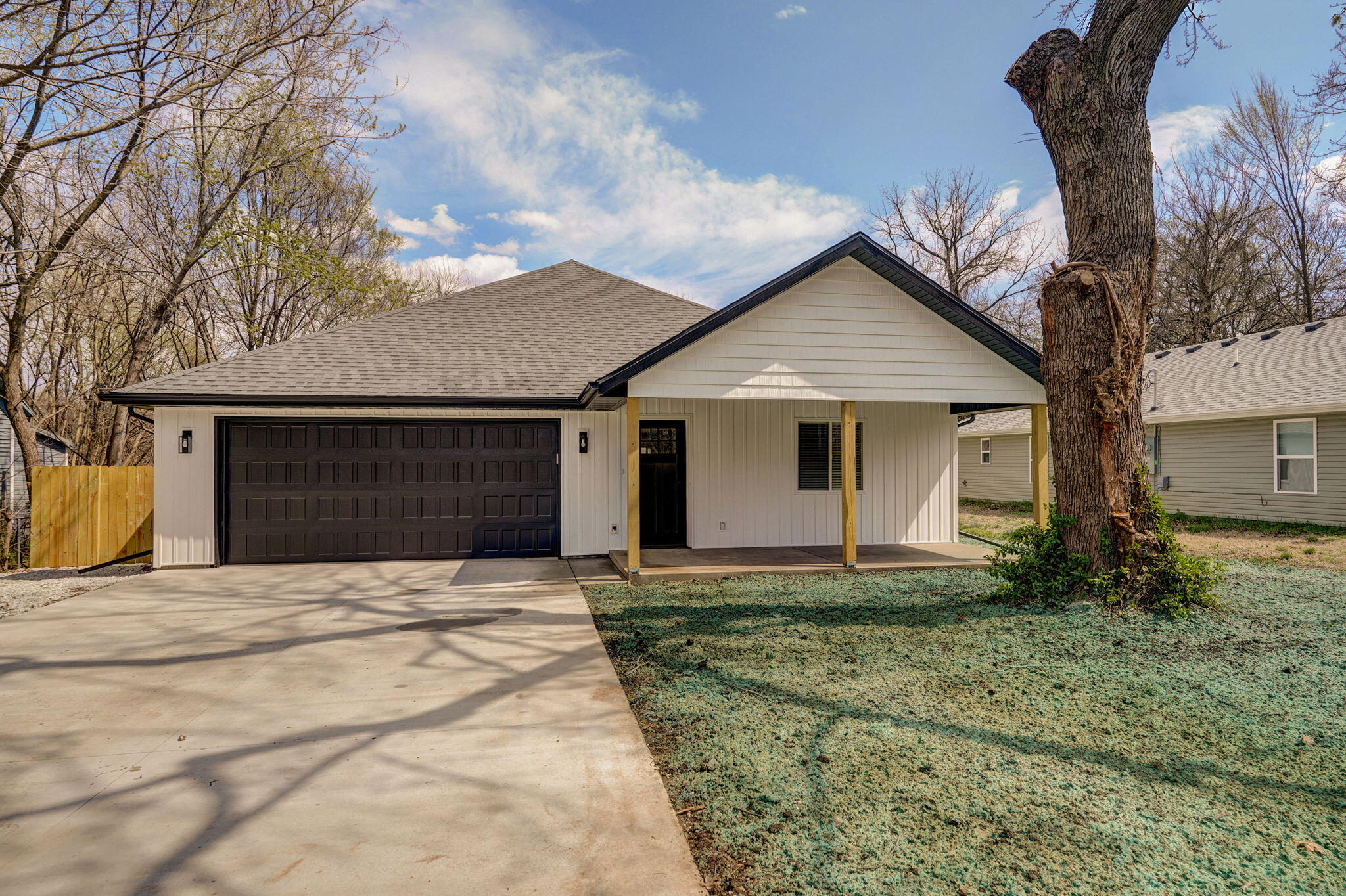 2016 North Benton Avenue Property Photo 2