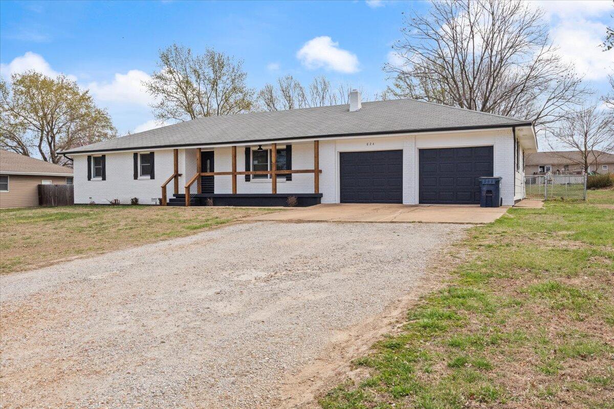 824 South Locust Street Property Photo