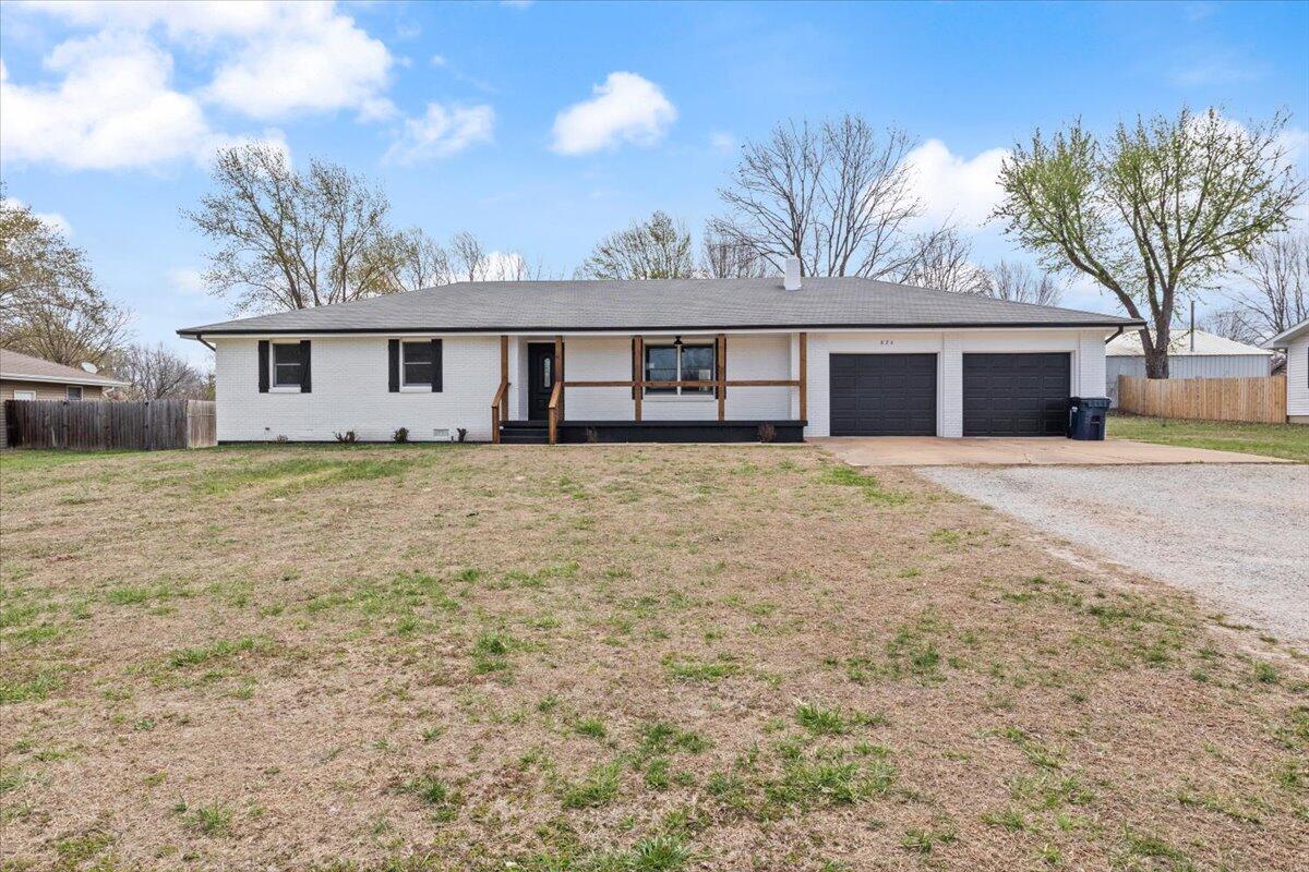 824 South Locust Street Property Photo 2