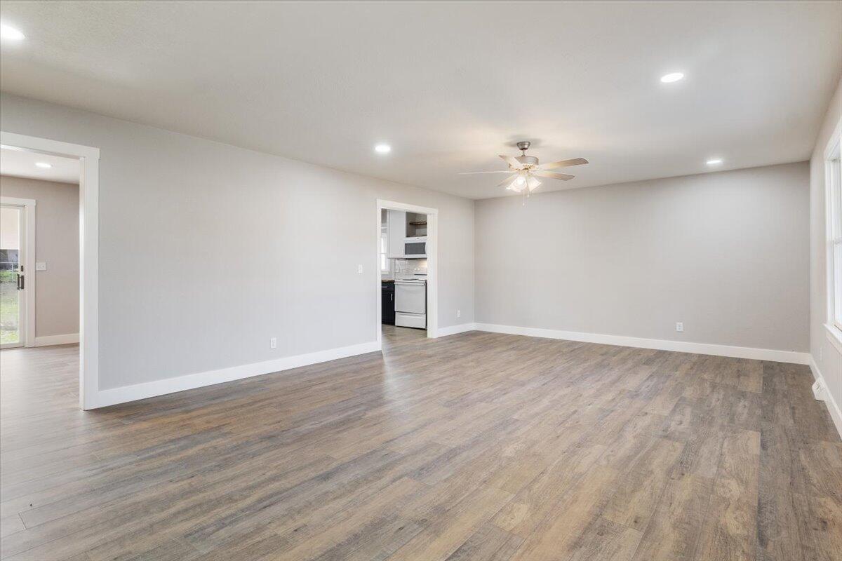 824 South Locust Street Property Photo 7