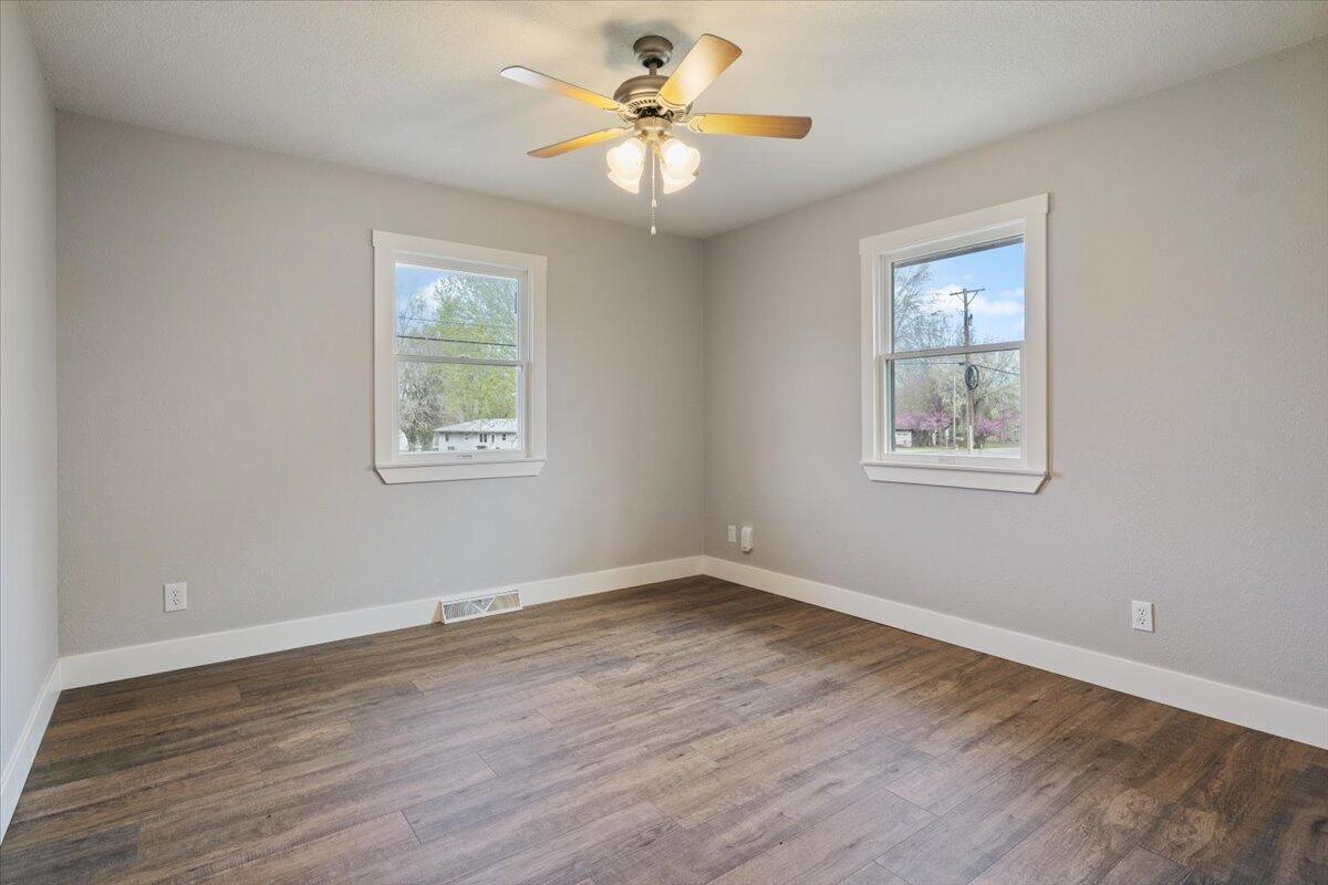 824 South Locust Street Property Photo 17