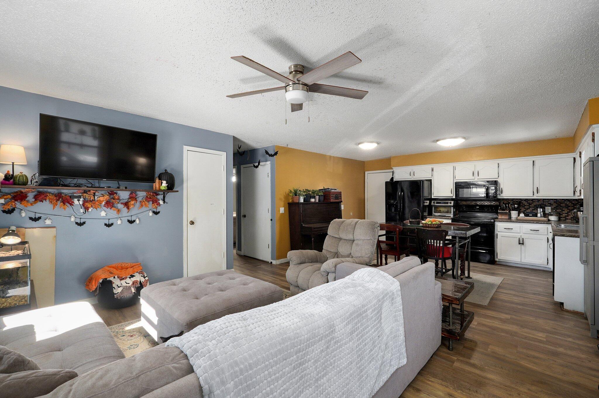 405 East Lynn Street Property Photo 5