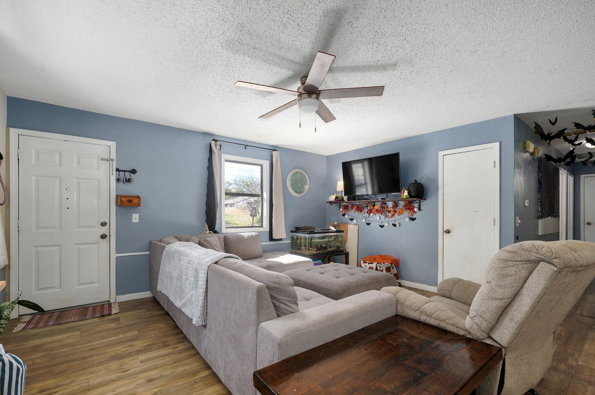 405 East Lynn Street Property Photo 6