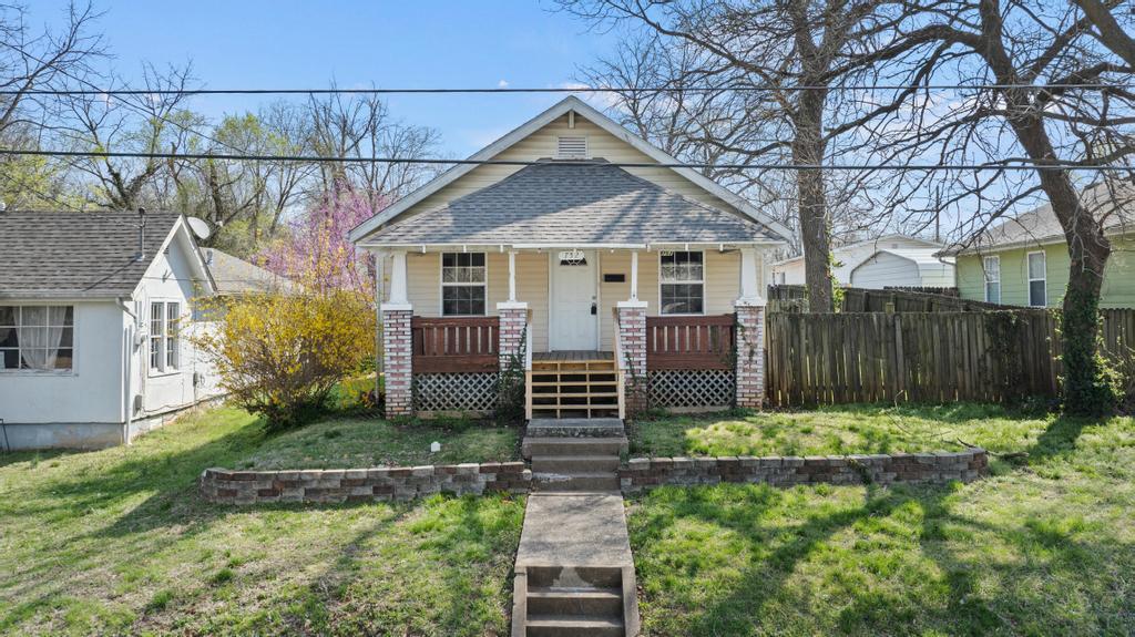 752 South S. Nettleton Avenue Property Photo 1