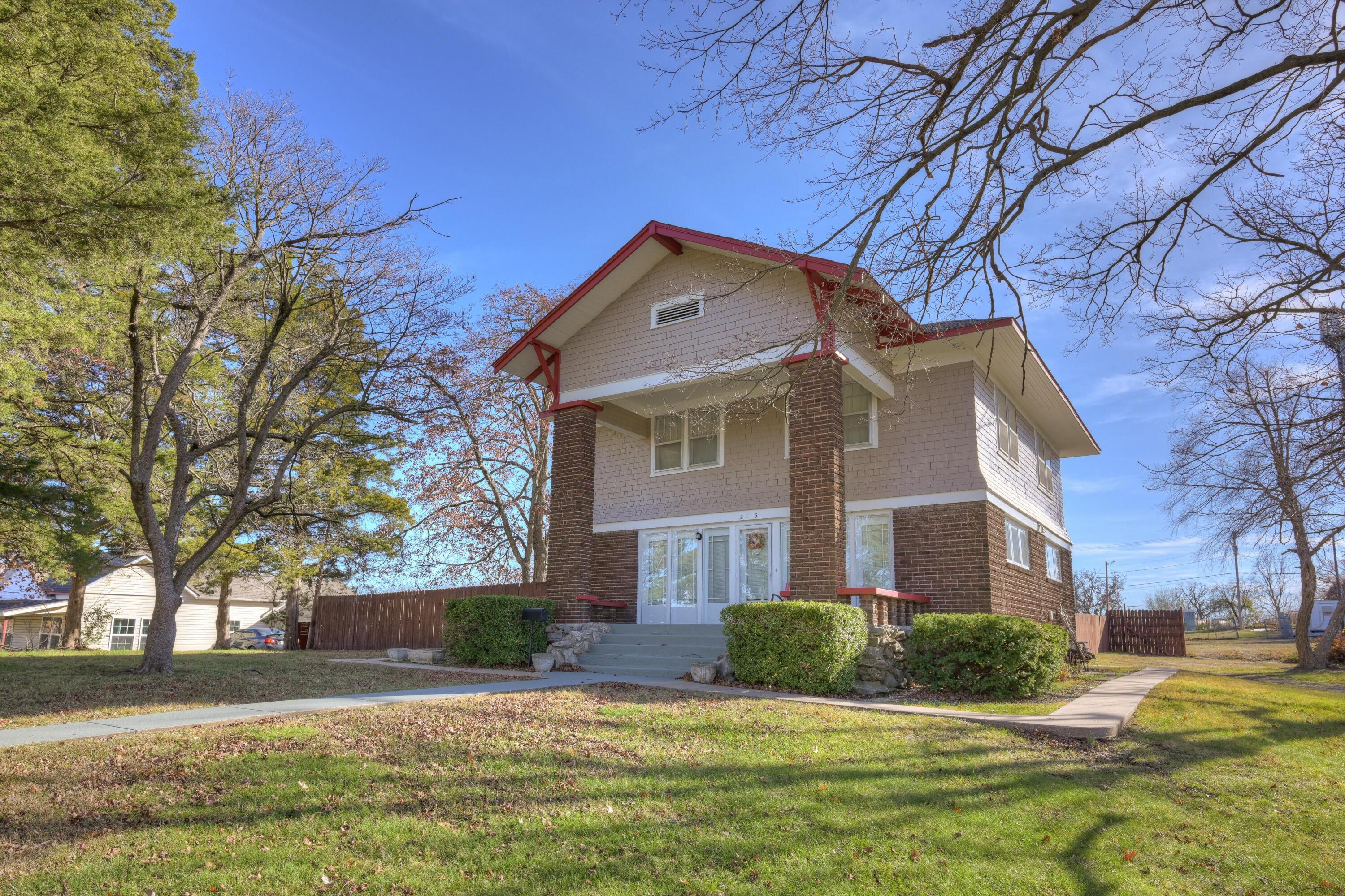 215 East Mckinney Street Property Photo 3