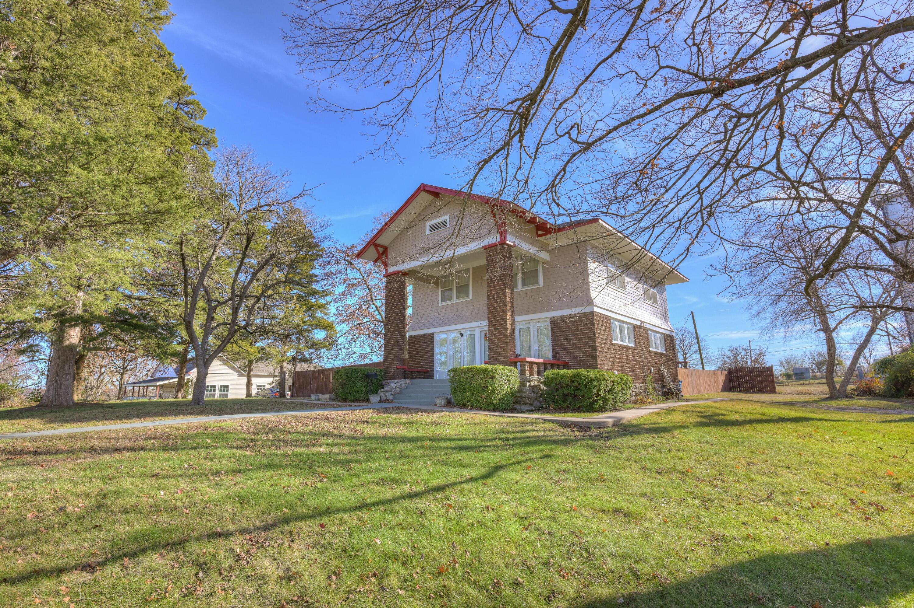 215 East Mckinney Street Property Photo 4