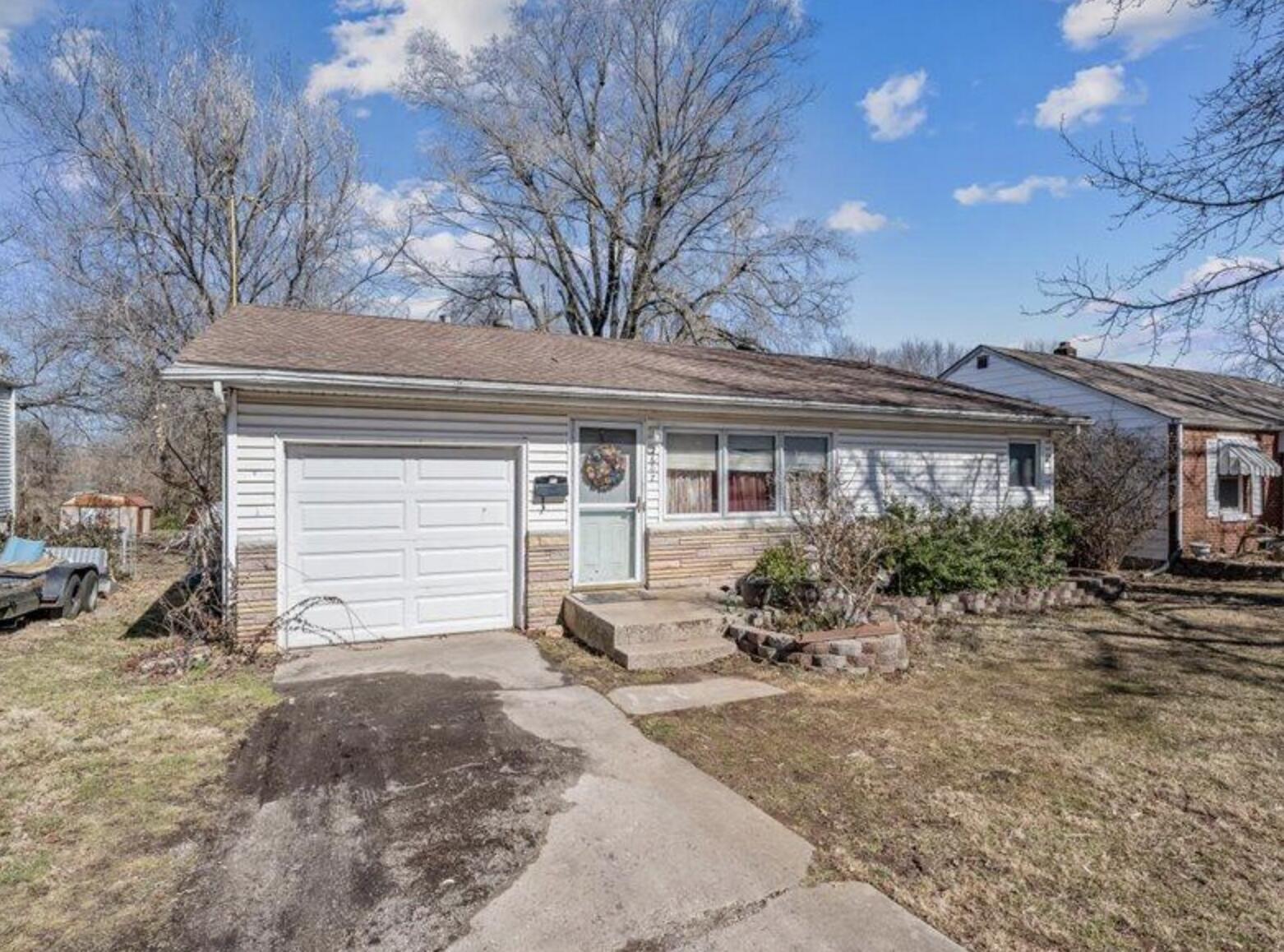 2607 West Elm Street Property Photo 1