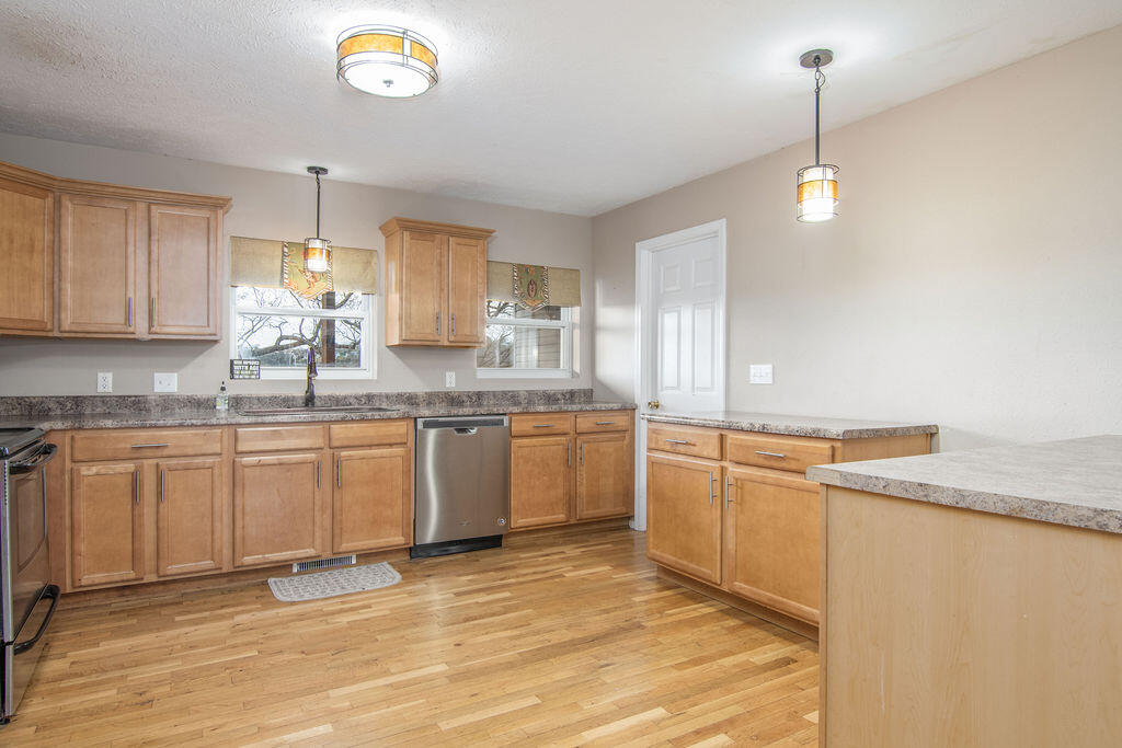 27 Crestview Street Property Photo 8