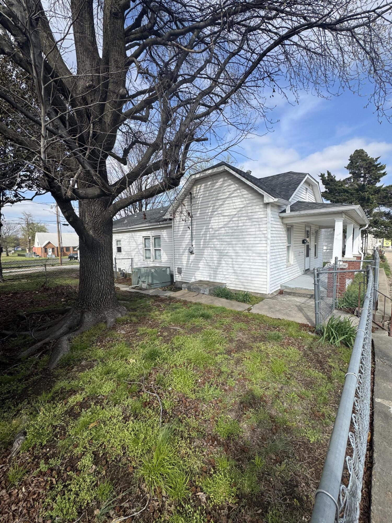 1015 East Broadway Street Property Photo 2