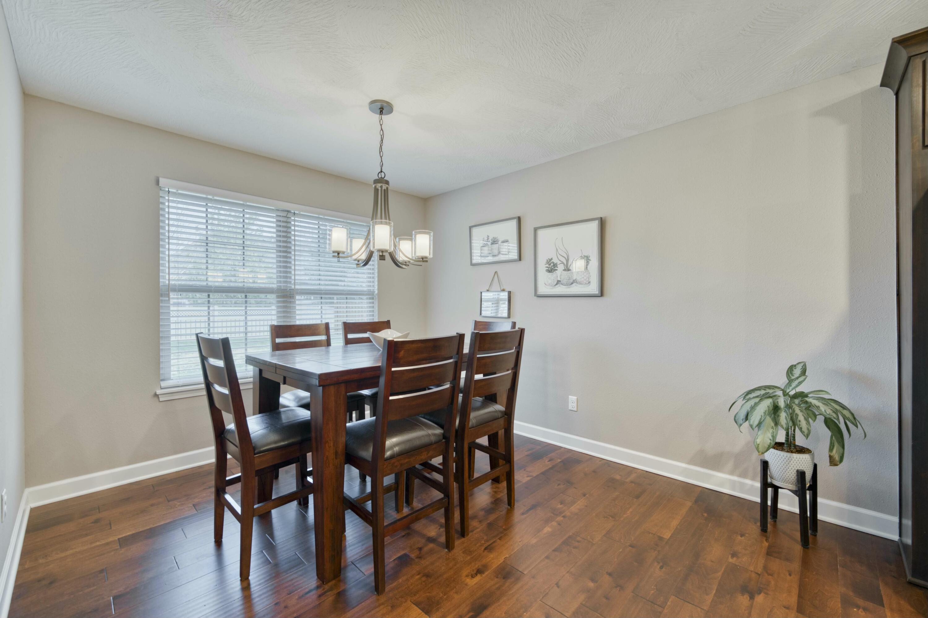 860 North Woodbury Avenue Property Photo 8