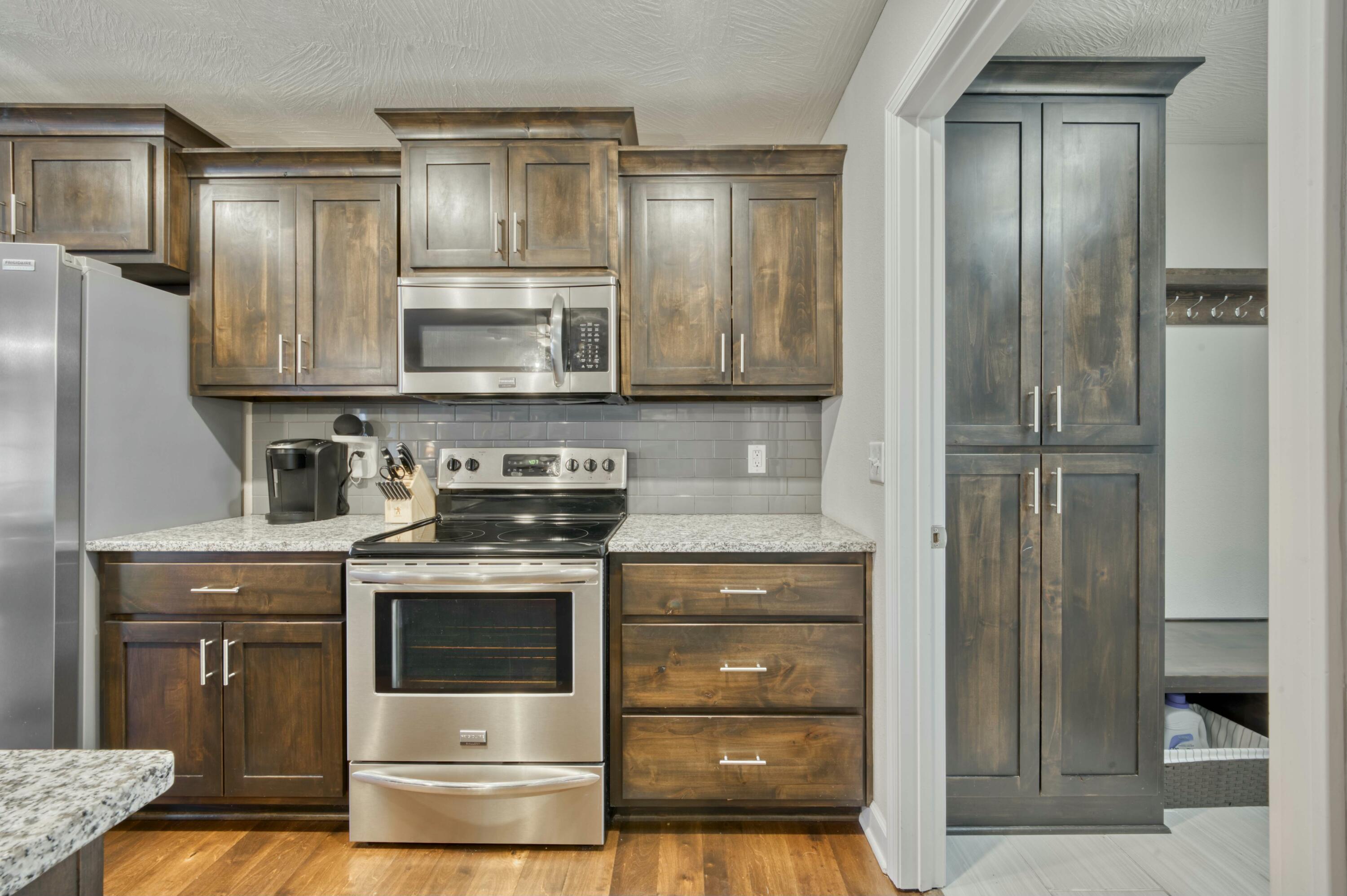860 North Woodbury Avenue Property Photo 11