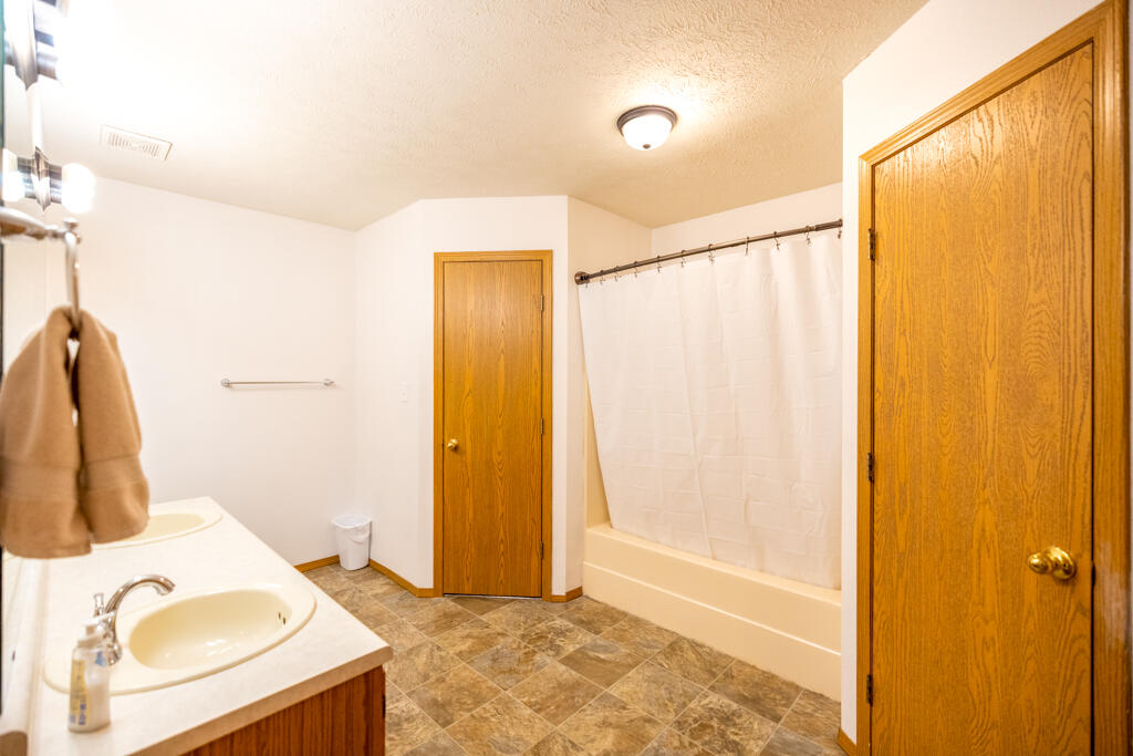 919 South Central Avenue Property Photo 6