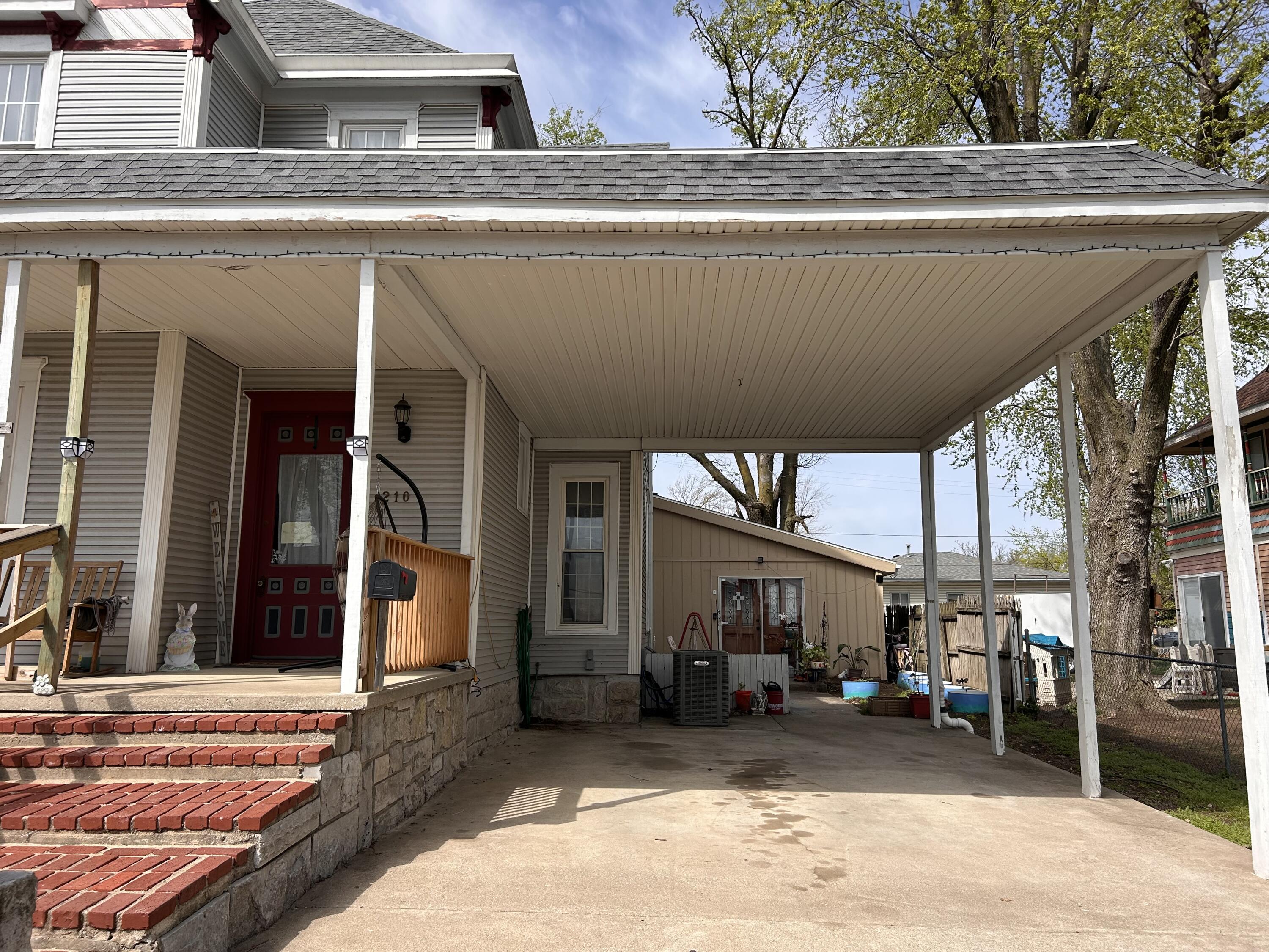 210 S Webb Property Photo 3
