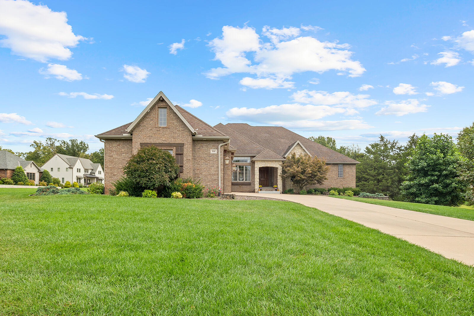 846 White Diamond Court Property Photo 2