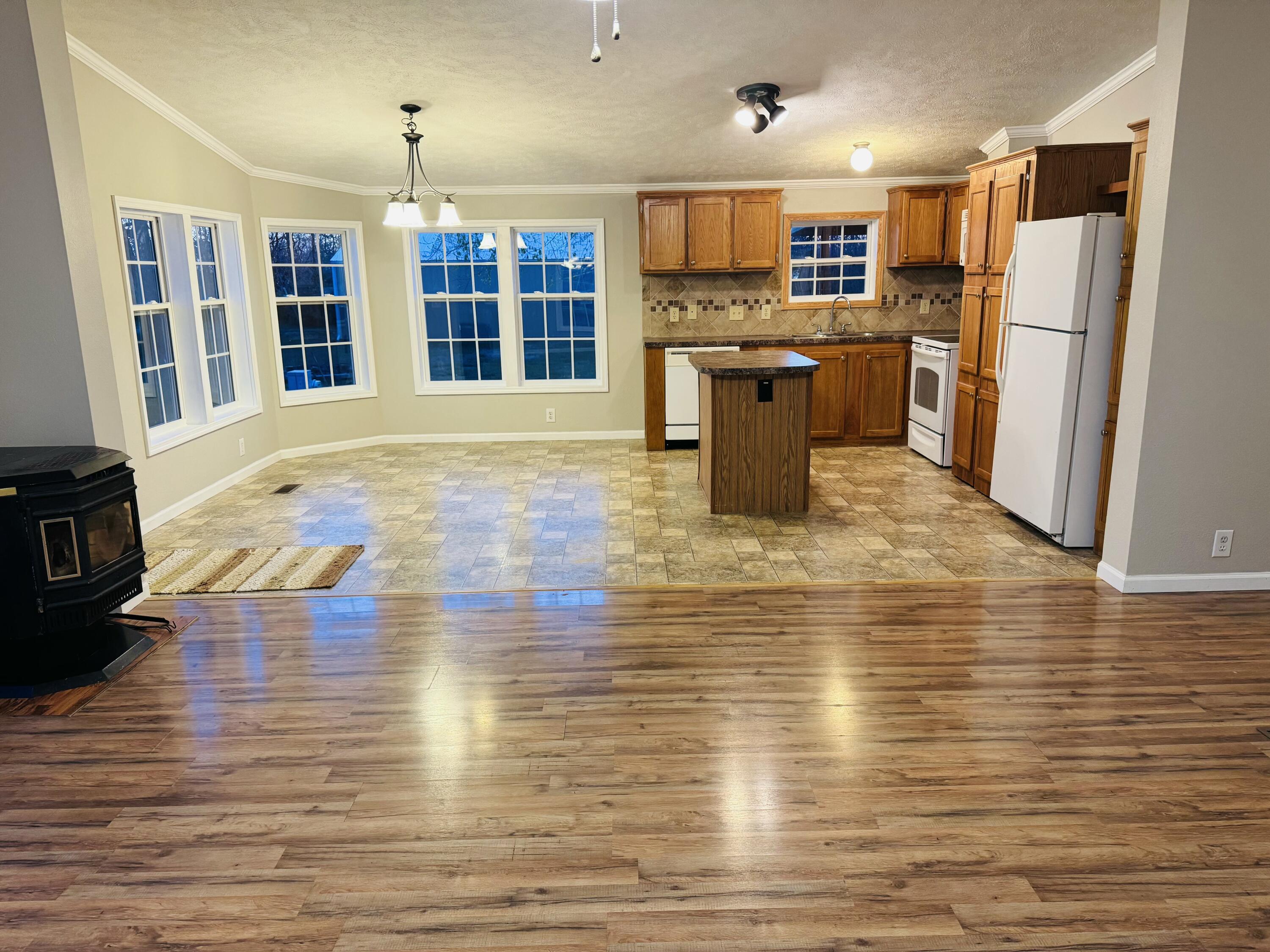 1037 Hummingbird Road Property Photo 11