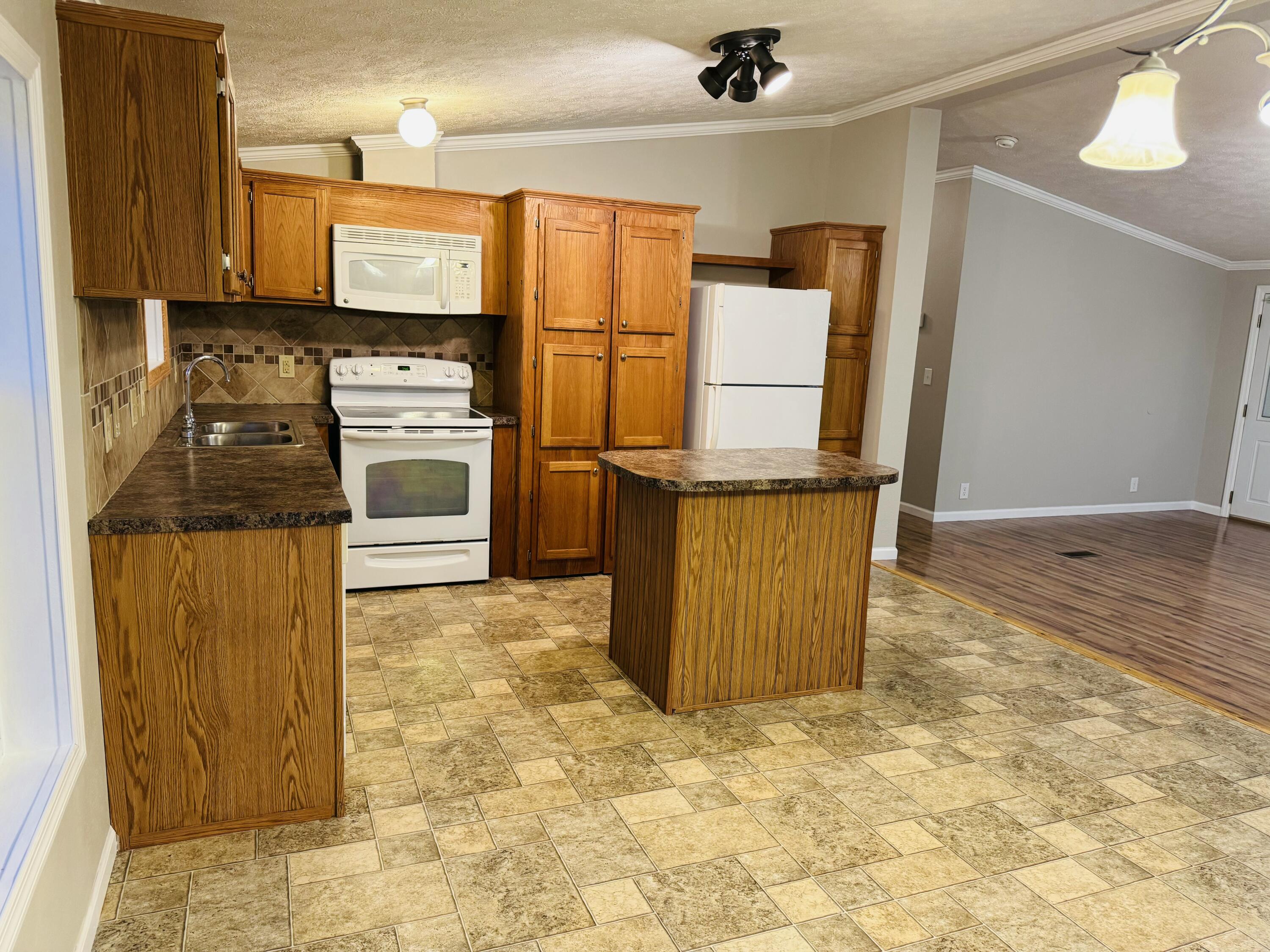 1037 Hummingbird Road Property Photo 13