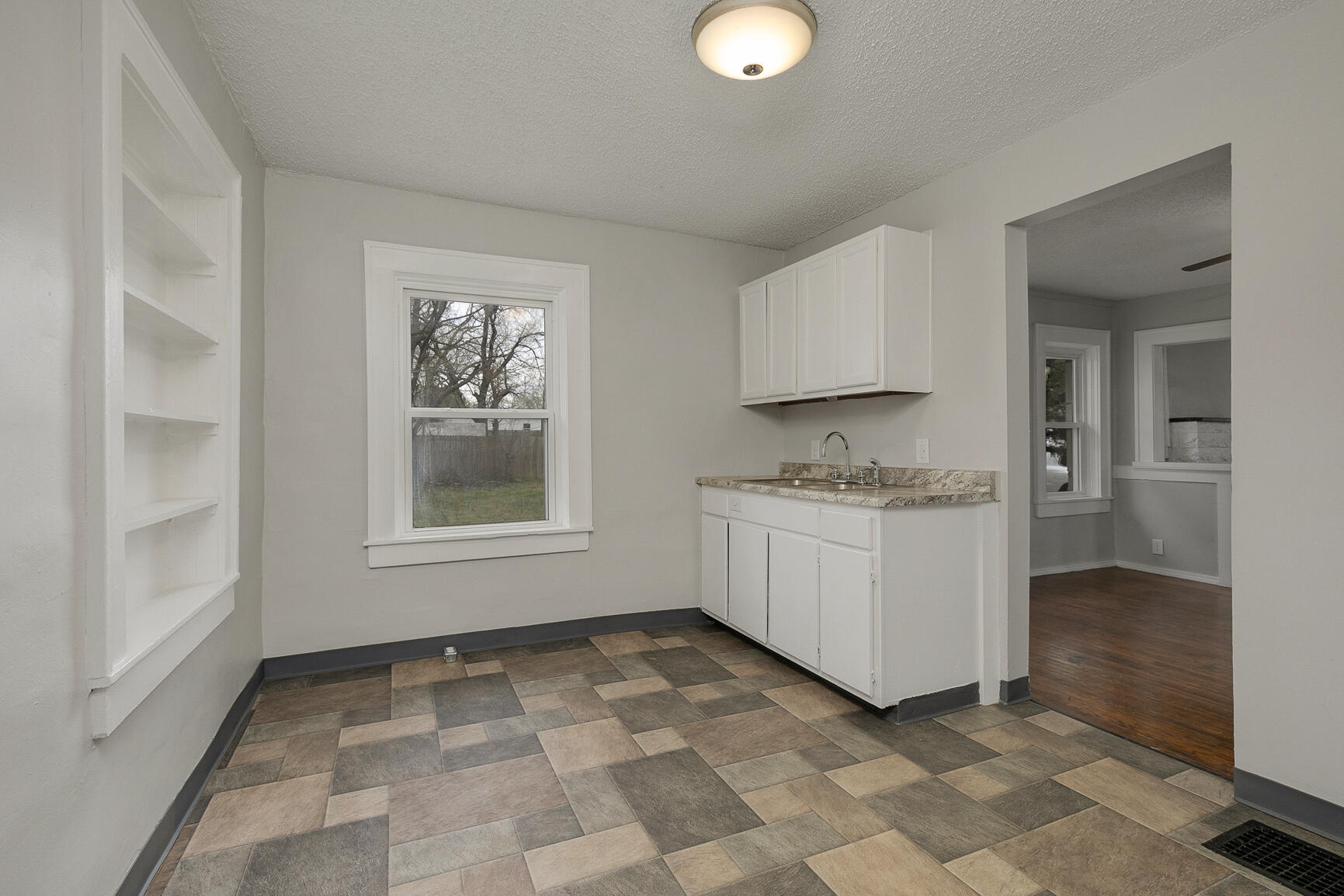 2541 West Mill Street Property Photo 13