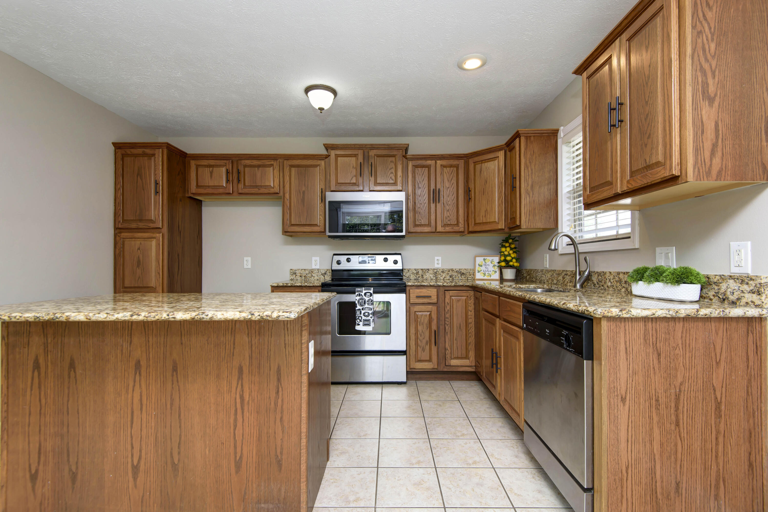 1003 West Bates Drive Property Photo 7