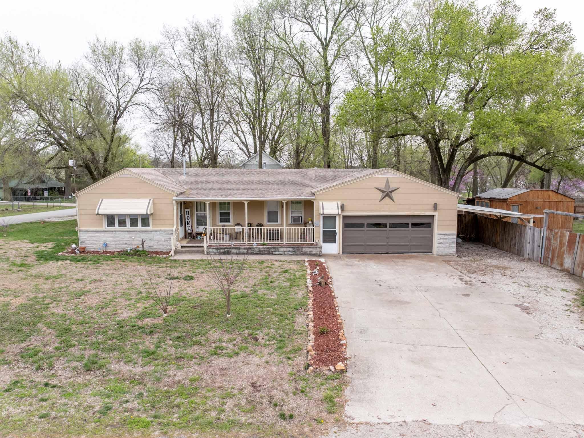 301 West College Street Property Photo