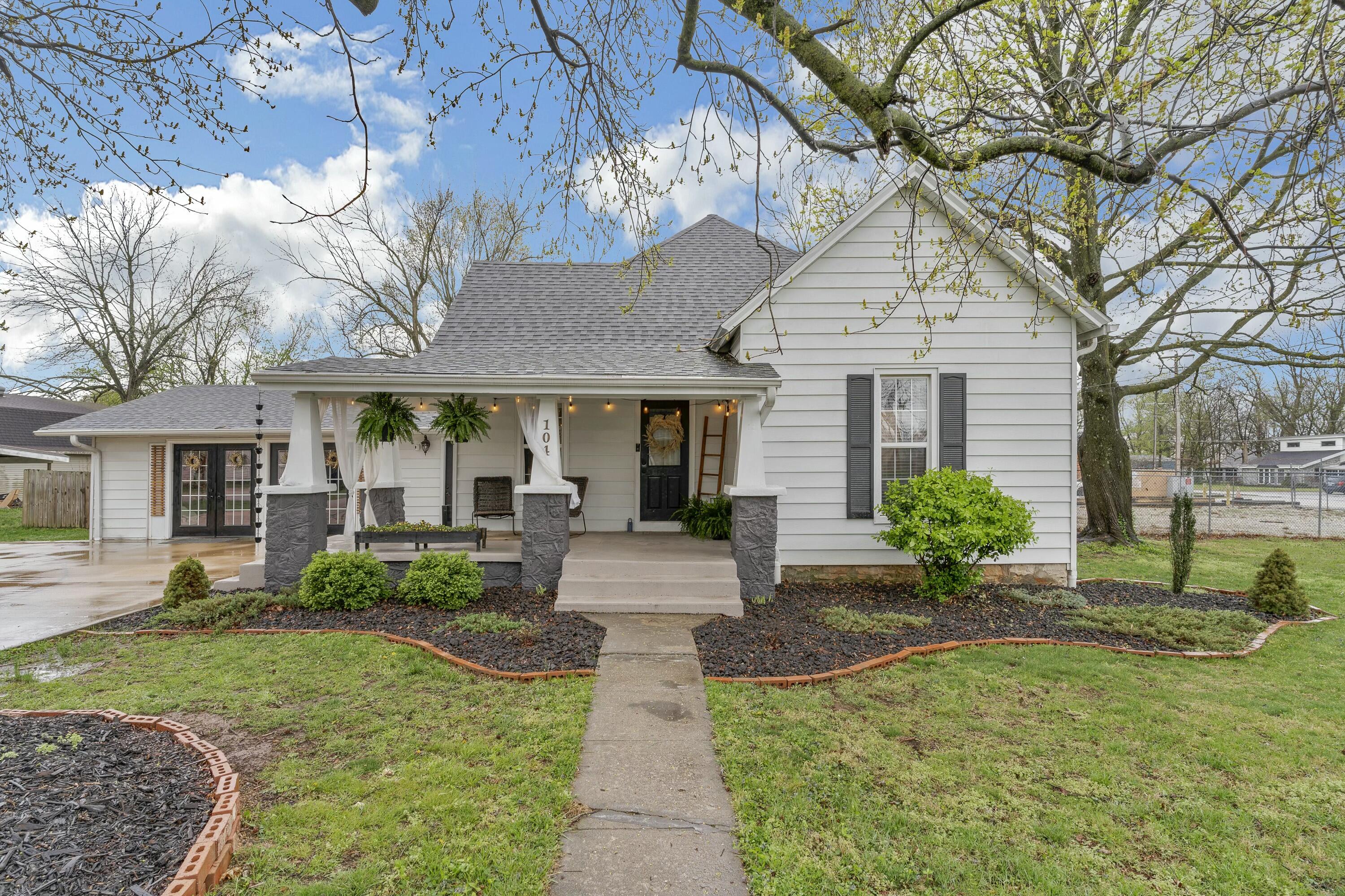 104 East Robberson Street Property Photo