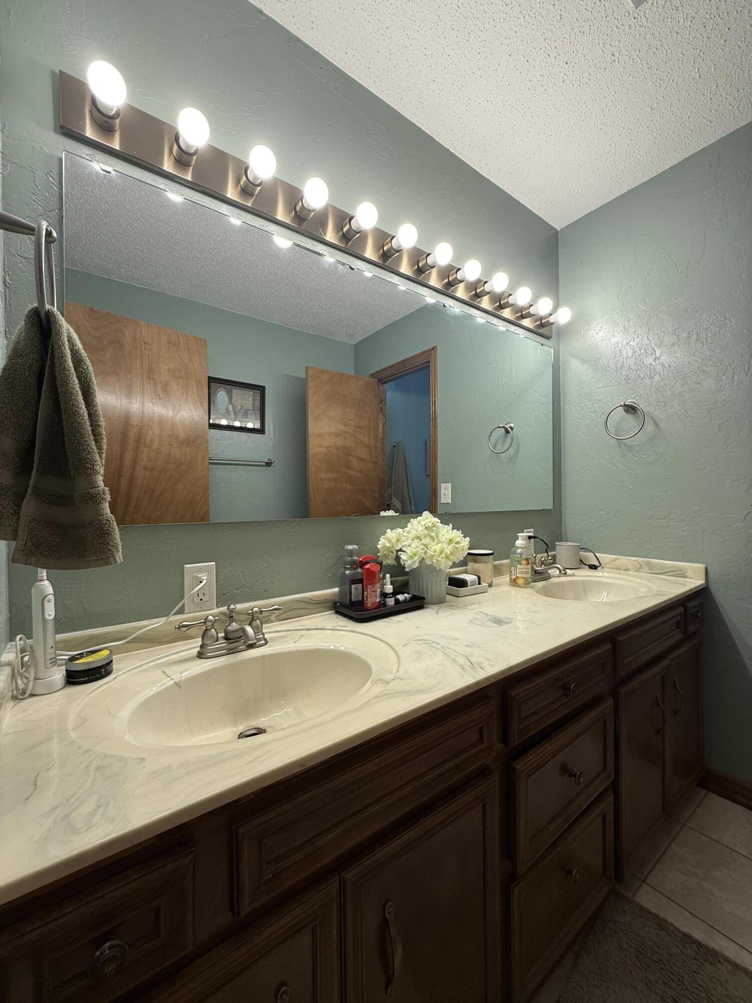 688 Division Street Property Photo 23